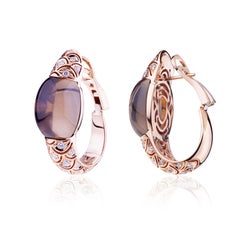 Orecchini a cerchio Embrace in oro rosa con diamanti e quarzo fumé cabochon