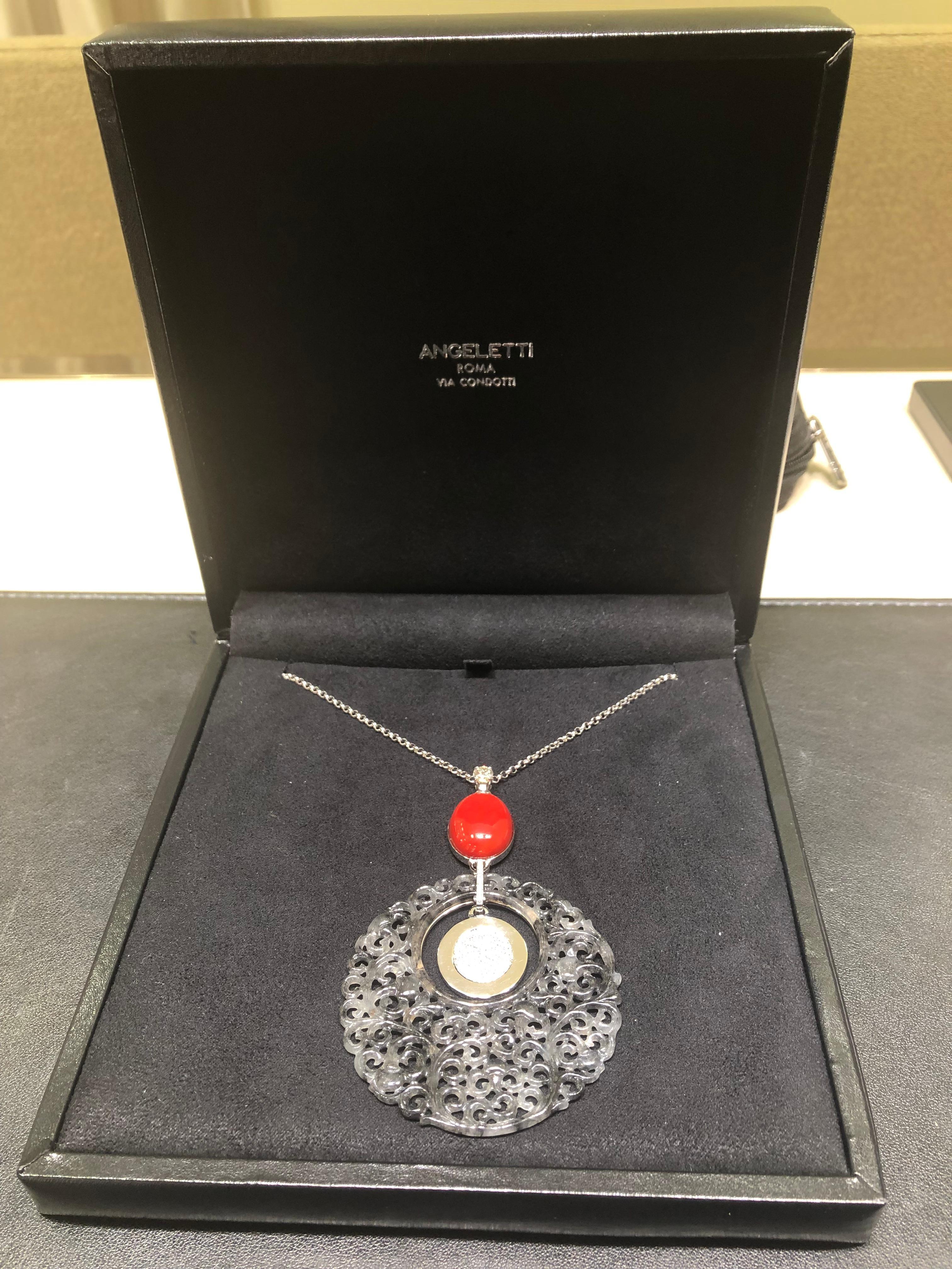 Pendentif en or blanc sculpté en jade translucide, diamant solitaire et corail rouge en vente 1