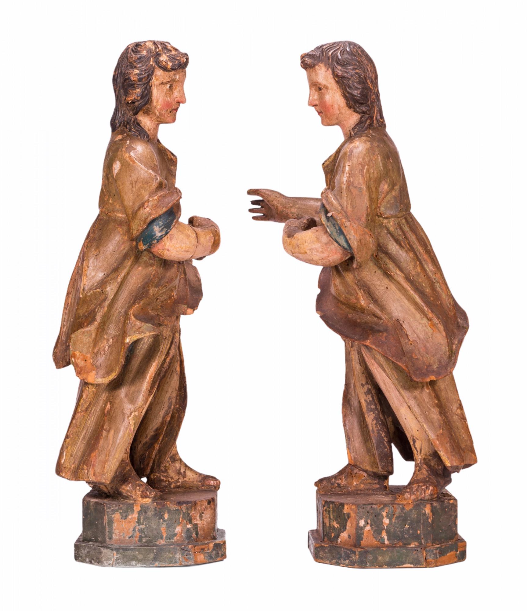 Paire de sculptures angéliques italiennes polychromes du XVIe siècle.