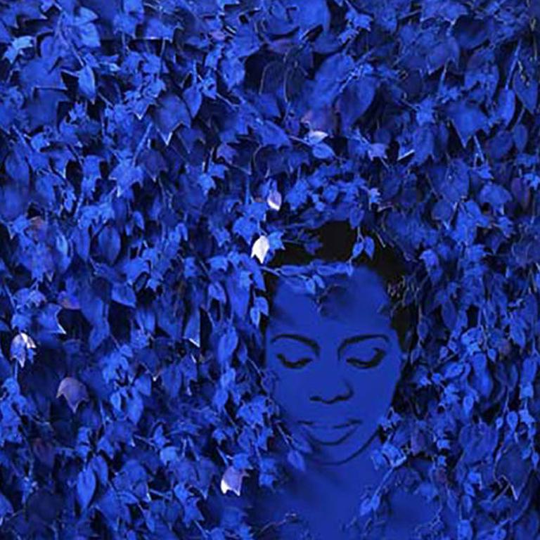 Appelez-moi par mon nom - Relief mural technique mixte - Portrait contemporain bleu - Violet Figurative Sculpture par Angelica Bergamini