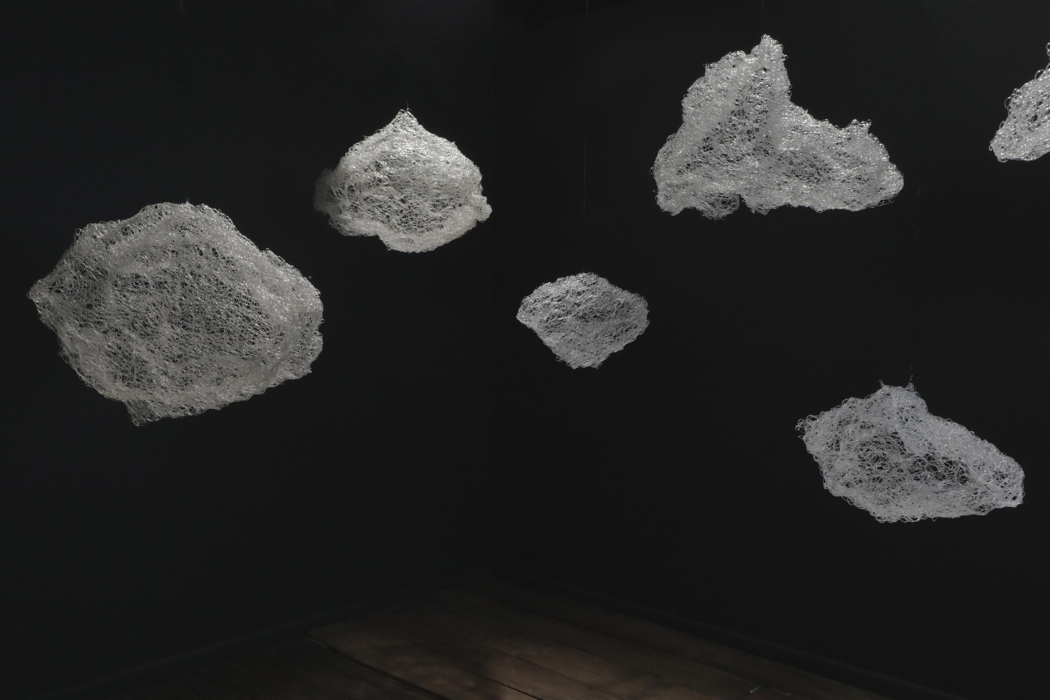 Textilfaser-Skulptur: Wolken (Schwarz), Still-Life Sculpture, von Angelica Bergamini