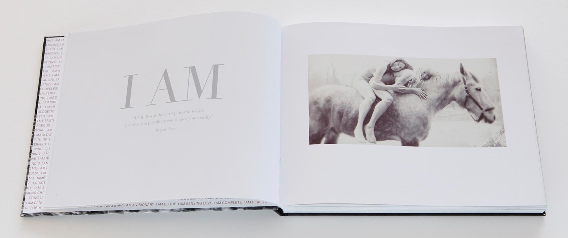 Angelika Buettner – „I AM“ – Eine Quest, Frauen zu stärken und zeitlose Schönheit darzustellen (21. Jahrhundert und zeitgenössisch) im Angebot