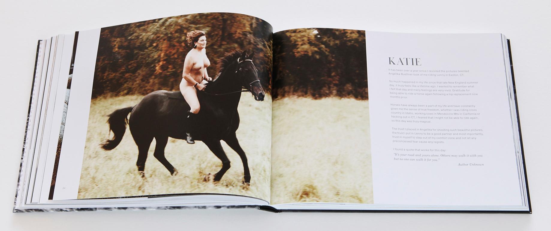 Angelika Buettner – „I AM“ – Eine Quest, Frauen zu stärken und zeitlose Schönheit darzustellen im Angebot 3