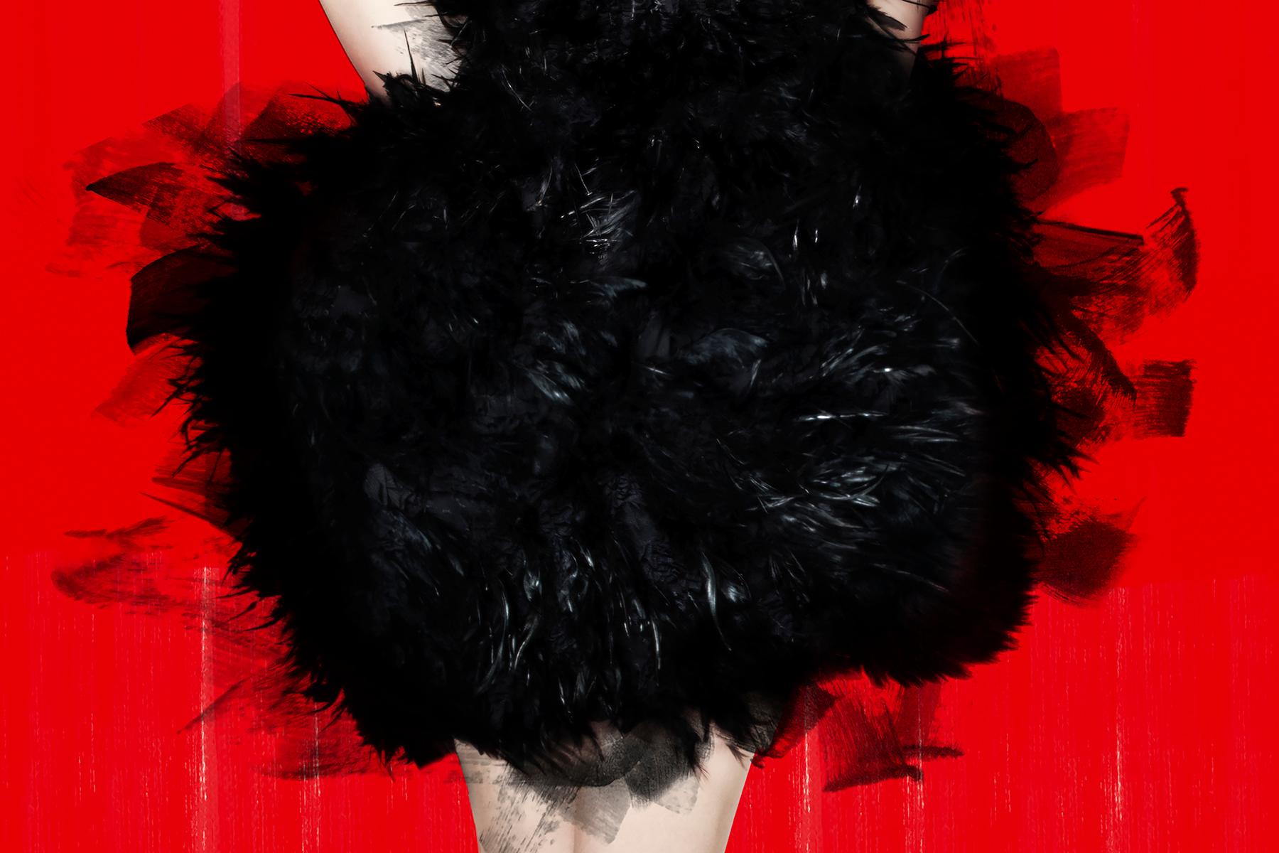Omaggio a René Gruau II - # 1 di 3 - 84 cm x 59 cm - Figurative Photograph Rosso di Angelika Buettner