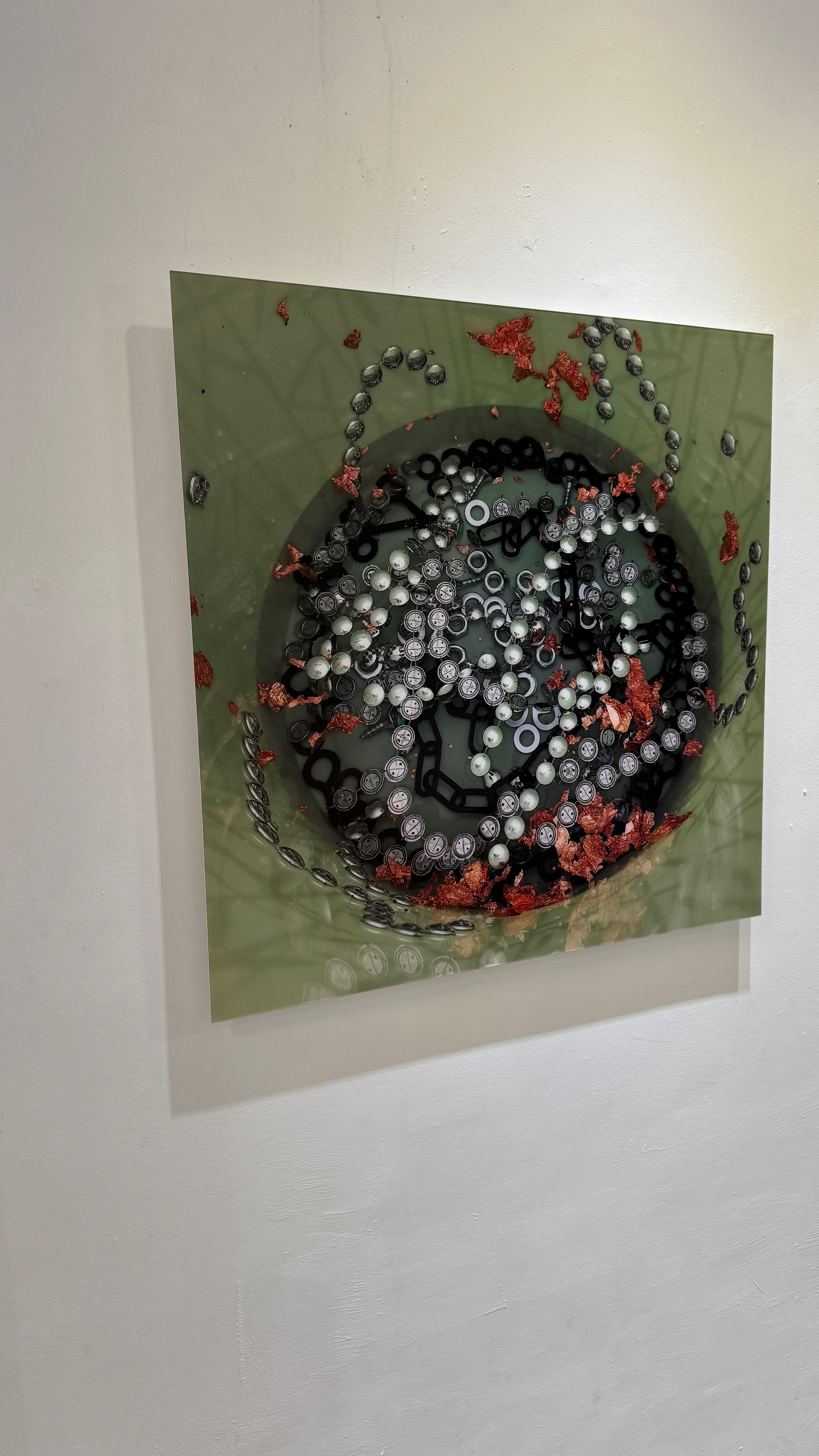 In meiner Arbeit untersuche ich die Spannung und Interaktion zwischen innerer Erfahrung und physischer Form, wobei Begriffe wie Tiefe und Räumlichkeit eine zentrale Rolle spielen. Meine Kunstwerke verkörpern Gedanken, die von einer persönlichen