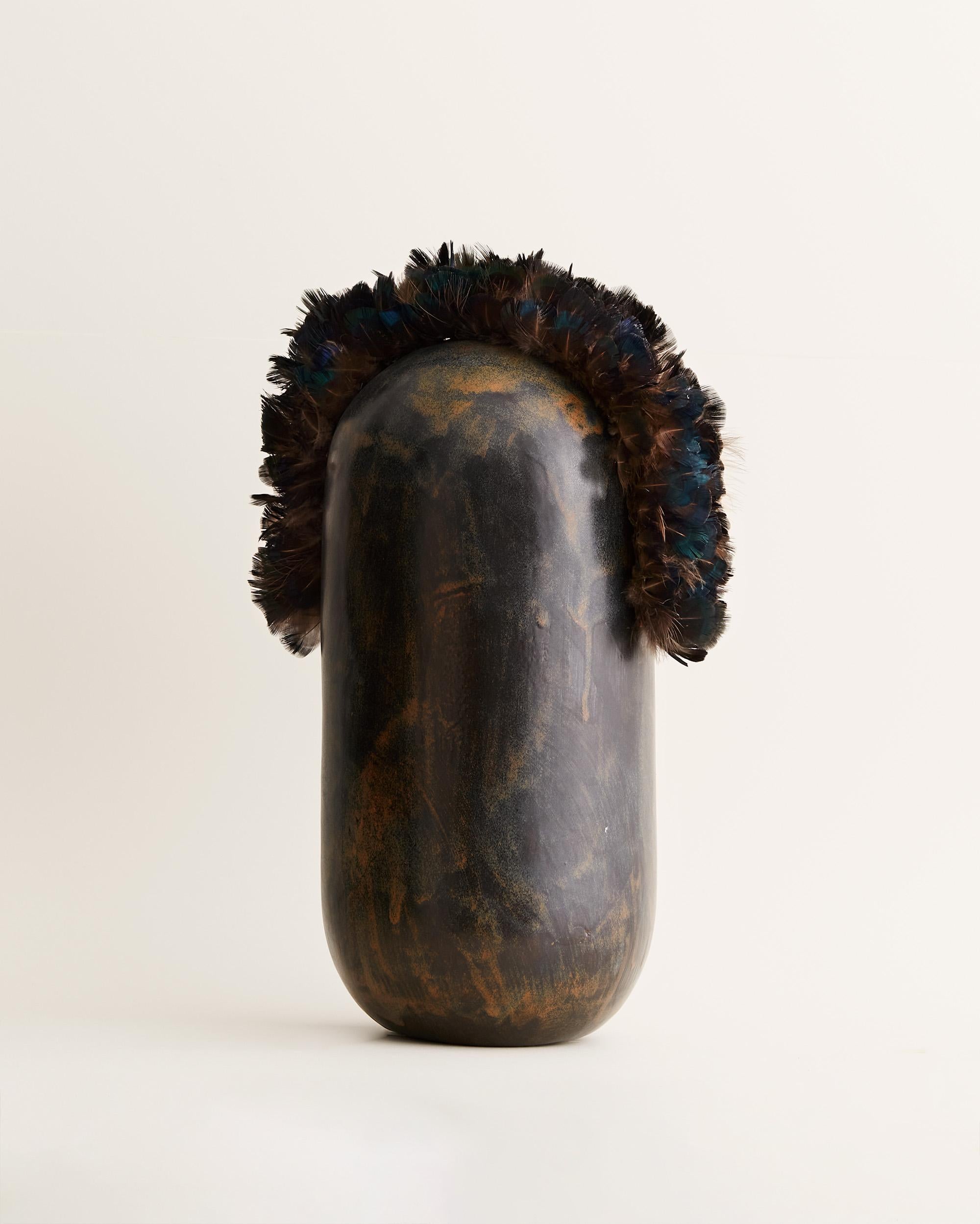 Angélique de Chabot Abstract Sculpture – Baboun – Zeitgenössische abstrakte Keramik-Skulptur mit Federn