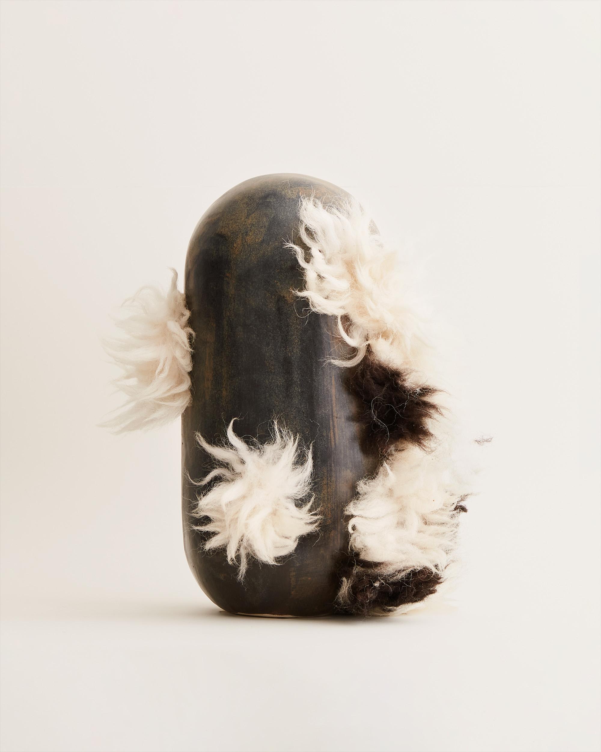 Angélique de Chabot Abstract Sculpture – Momo Tetis – zeitgenössische abstrakte Keramik mit Pelzskulptur