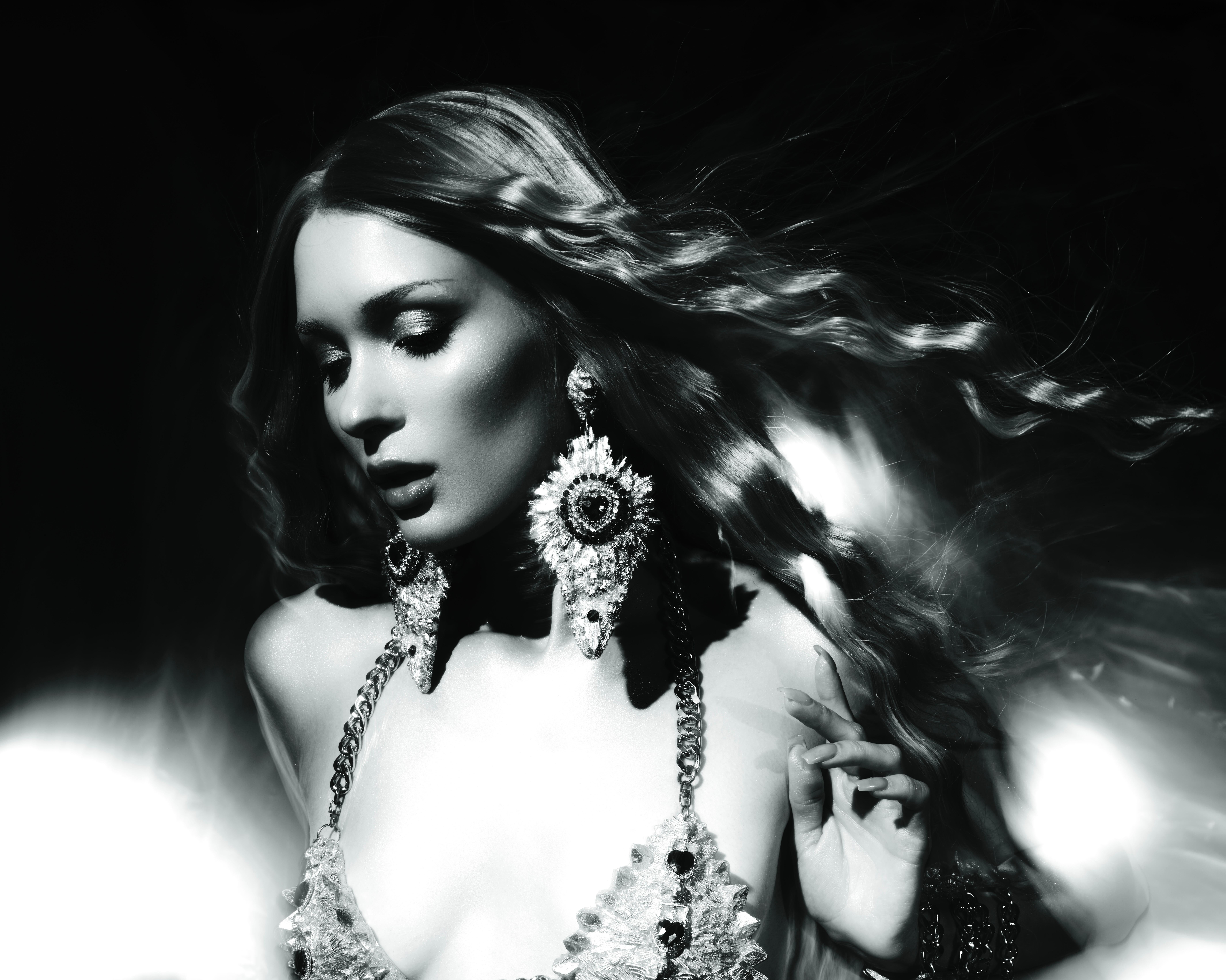 Orecchini Devotion: Eleganza gotica scolpita a mano in argento sterile in vendita 2