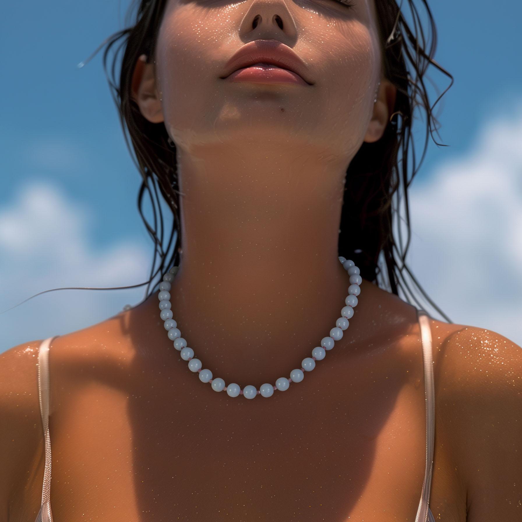 Questa elegante collana di angelite e tormalina di Bombyx House evoca un senso di serena raffinatezza.

	-	Lunghezza totale di 18