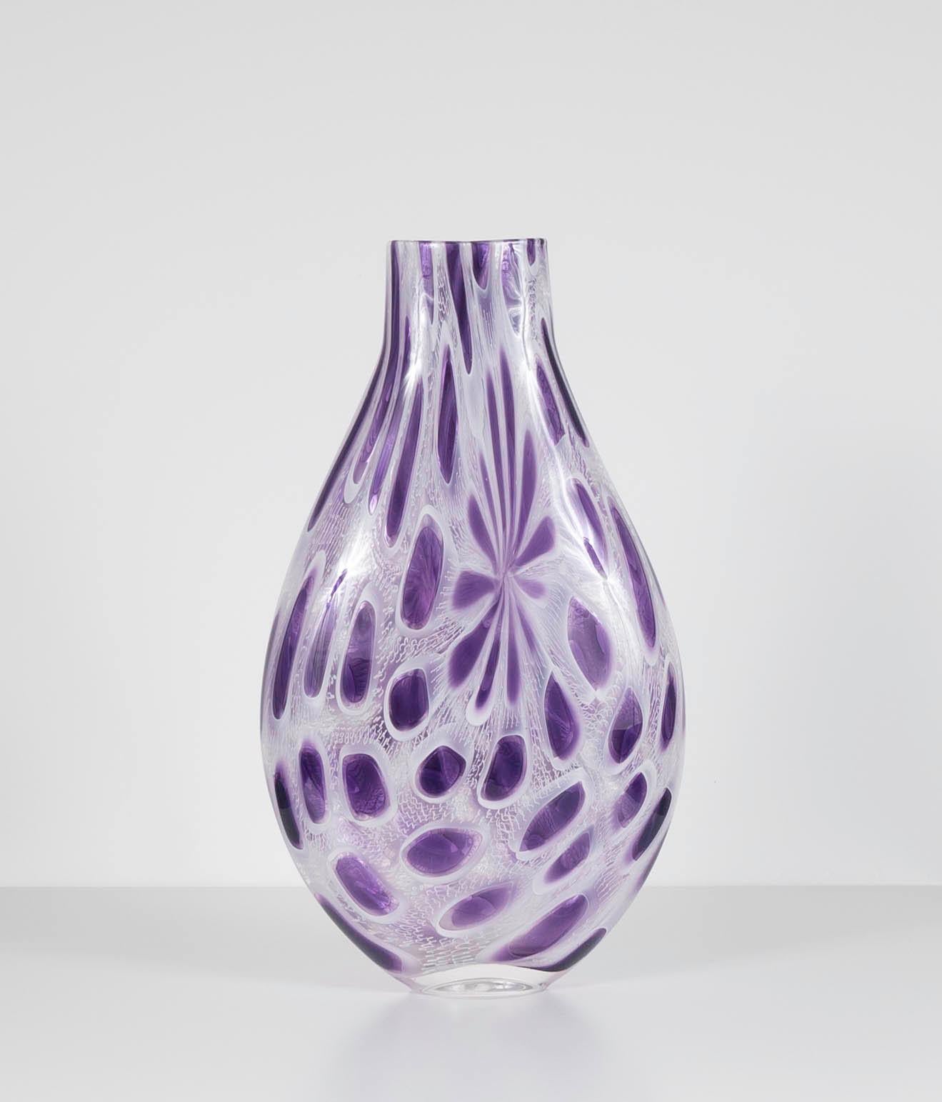 Vasija de arte en vidrio soplado a mano "Vasija Murrine Amatista", única en su género, de color morado, obra del artista del vidrio Angelo Ambrosia. Firma de Ambrosia grabada cerca del fondo del recipiente. 
