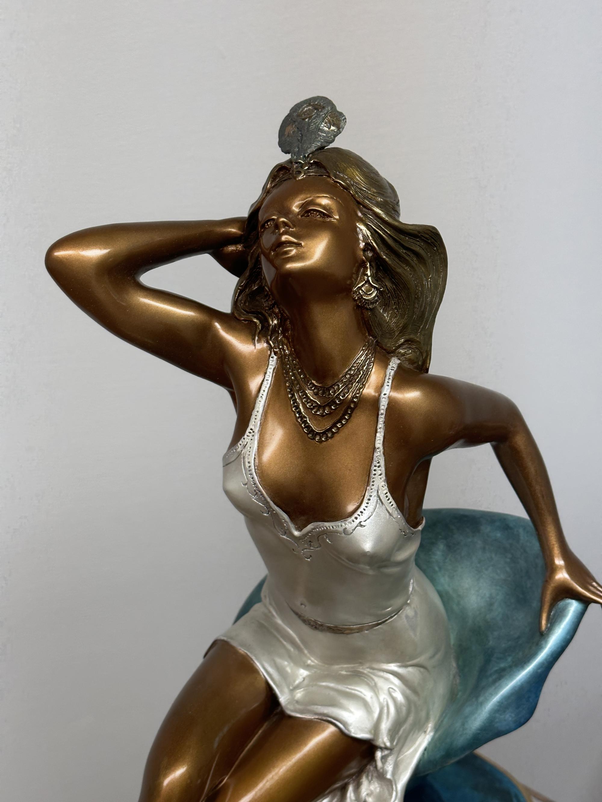 Gabriella Bronzeskulptur aus Bronze (Gold), Figurative Sculpture, von Angelo Basso