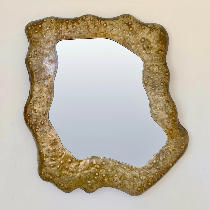 Schöner Angelo Bragalini Wandspiegel in freier Form, um 1970, Italien.
Geprägtes, vergoldetes und patiniertes Metall, Spiegel, Holz.
Seltener Artikel in originalem Vintage-Zustand.
Abmessungen: 66 cm H, 58 cm B, 3 cm T.
Alle Käufe sind durch unsere