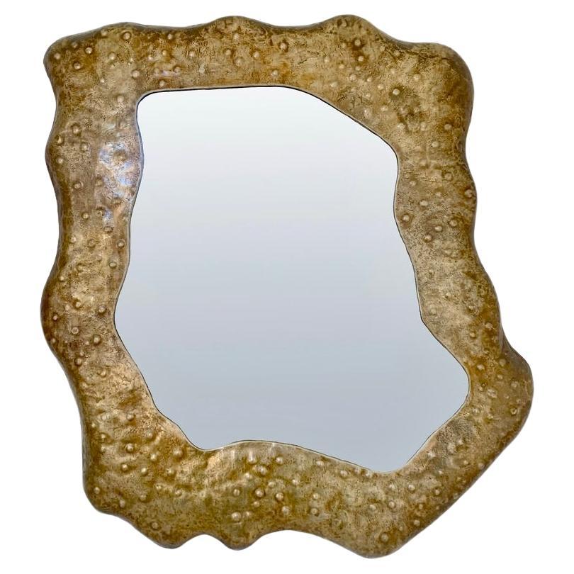 Specchio da parete in metallo goffrato patinato dorato Angelo Bragalini, 1970 circa, Italia.