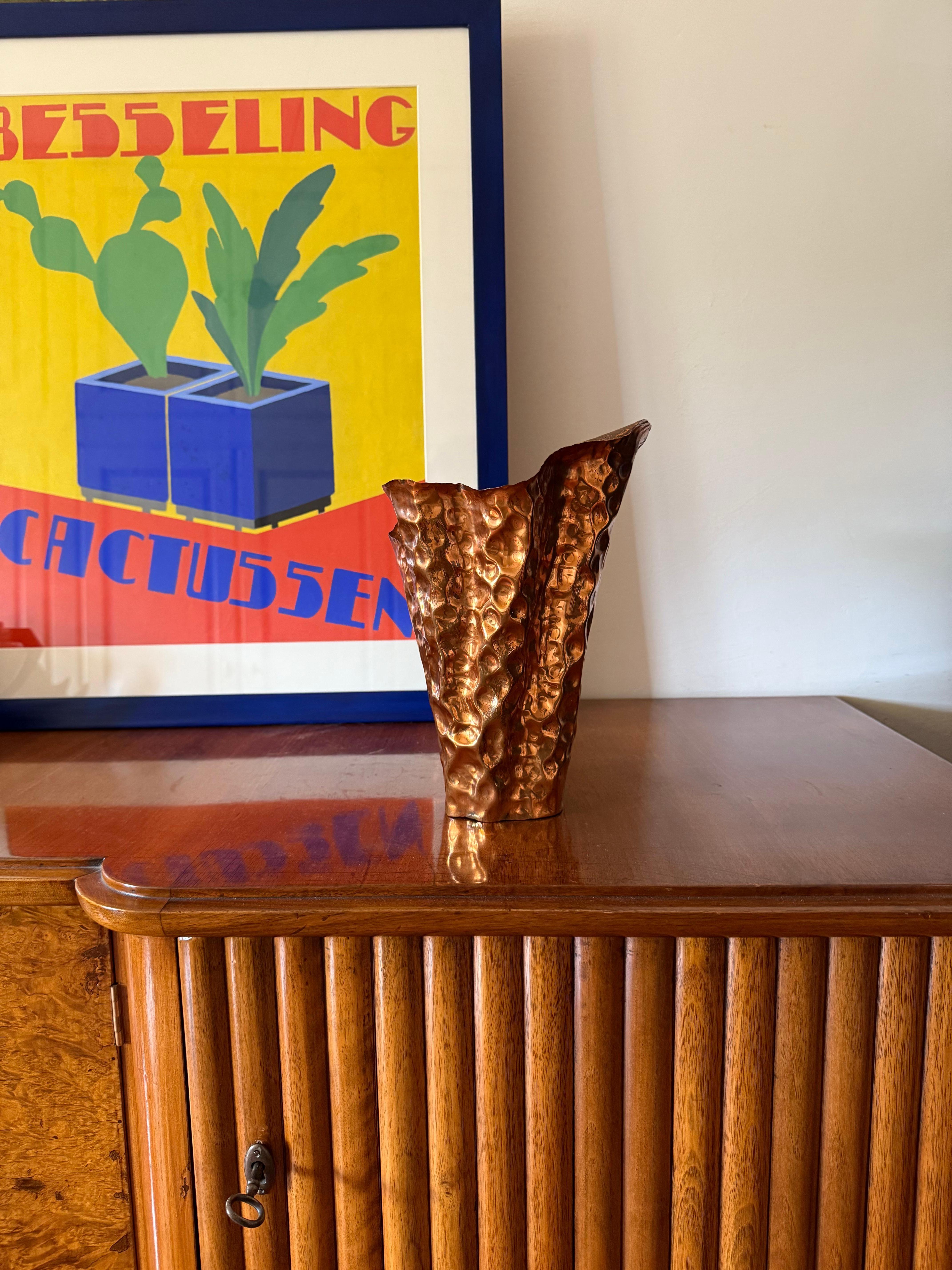 Mid-century copper vase

Angelo Bragalini (1913-1994), Bologna Italy 1960s.

27 cm H x 20 cm diam.

Conditions: very good, consistent with age and use. Patina on the metal.