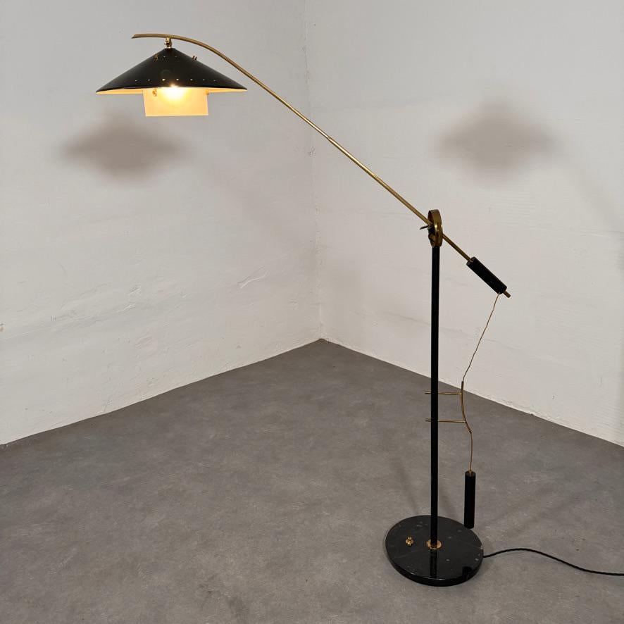 Antigua y muy rara lámpara de pie de contrapeso regulable de Angelo Brotto para Esperia Italia.

Aluminio pintado, contrapeso de metal pintado, latón tubular, mármol, difusor de plexiglás.

El vendedor prefiere el envío desmontado debido a su