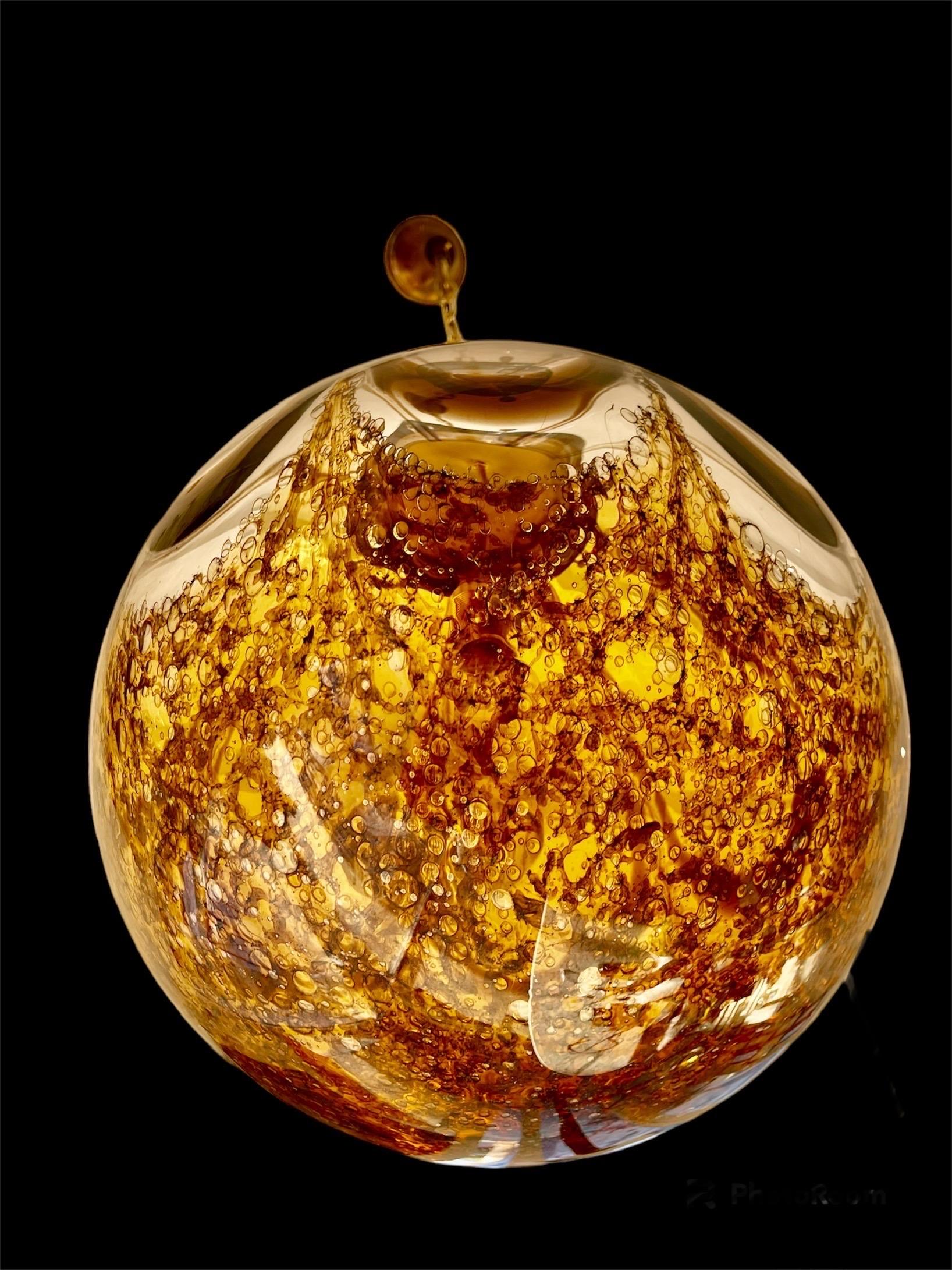 Exceptionnal Globe By Angelo Brotto for Mazzega !
This arts of Glass of murano with bubble champagne murano Glass will be be the master piece of your room project . 