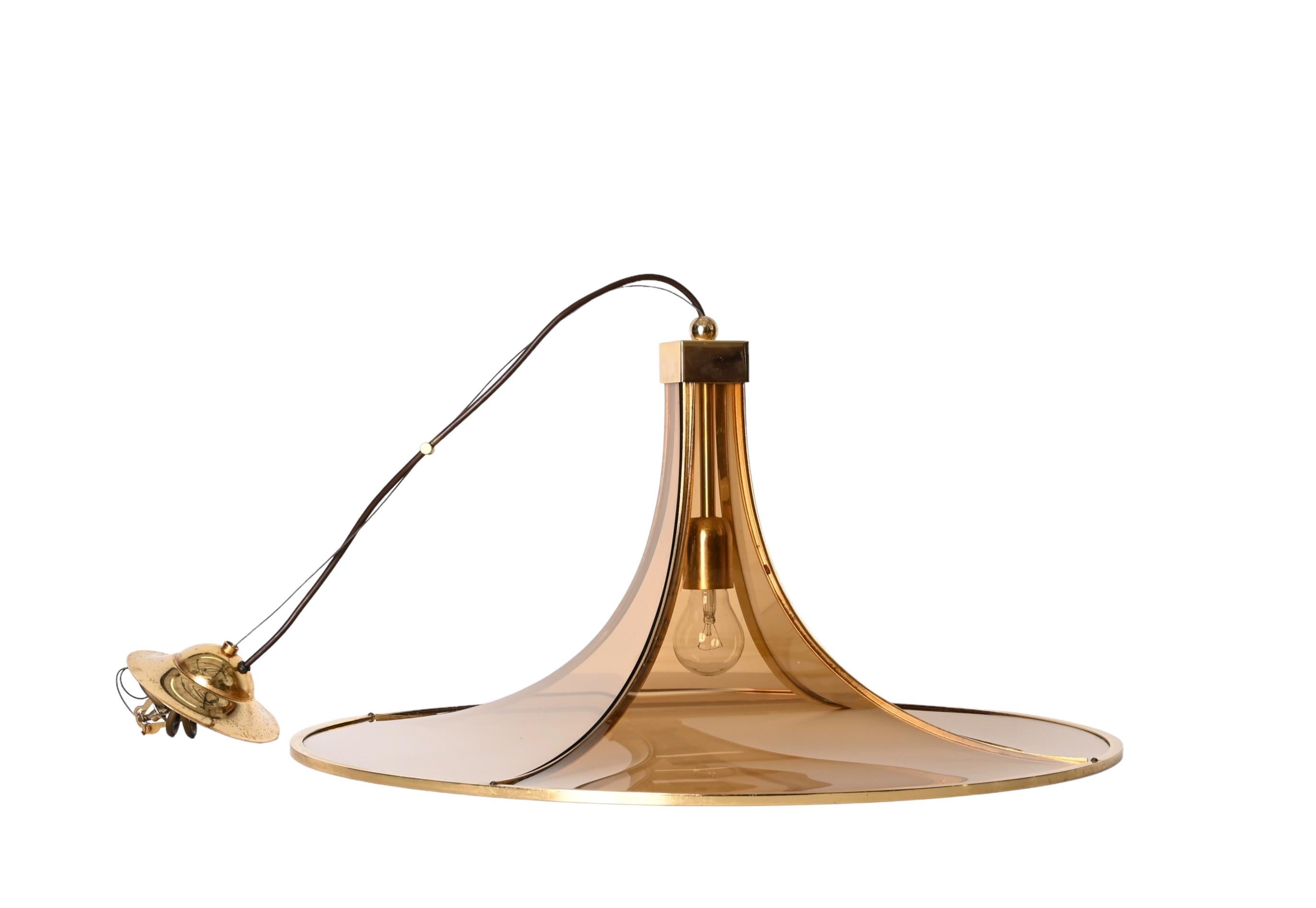 Stunning mid century Venetian Murano Chandelier in brass and smoked glass. This outstanding piece was designed in Italy during the 1970s.
by Esperia Murano.
The Chandelier has a beautiful brass structure that holds 4 curved fumé glasses, the E27