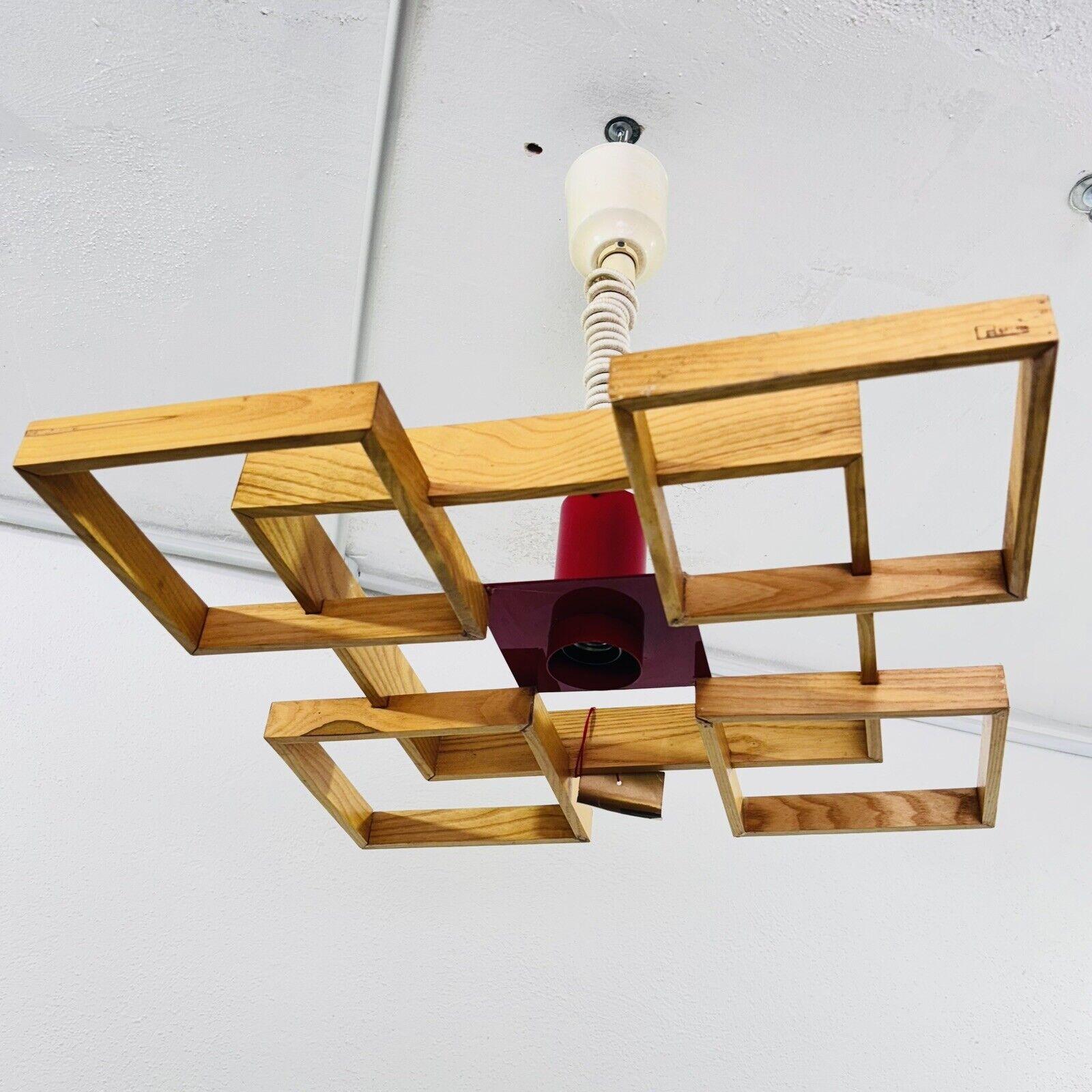 Angelo Brotto Esperia Lampada A Sospensione MOD. Amelio 1960’s.

Struttura in legno porta lampada in metallo smaltato di colore rosso.

L’articolo è in buone condizioni conservative, solo lievi ed ovvi segni del tempo (vedi foto)

Altezza 49