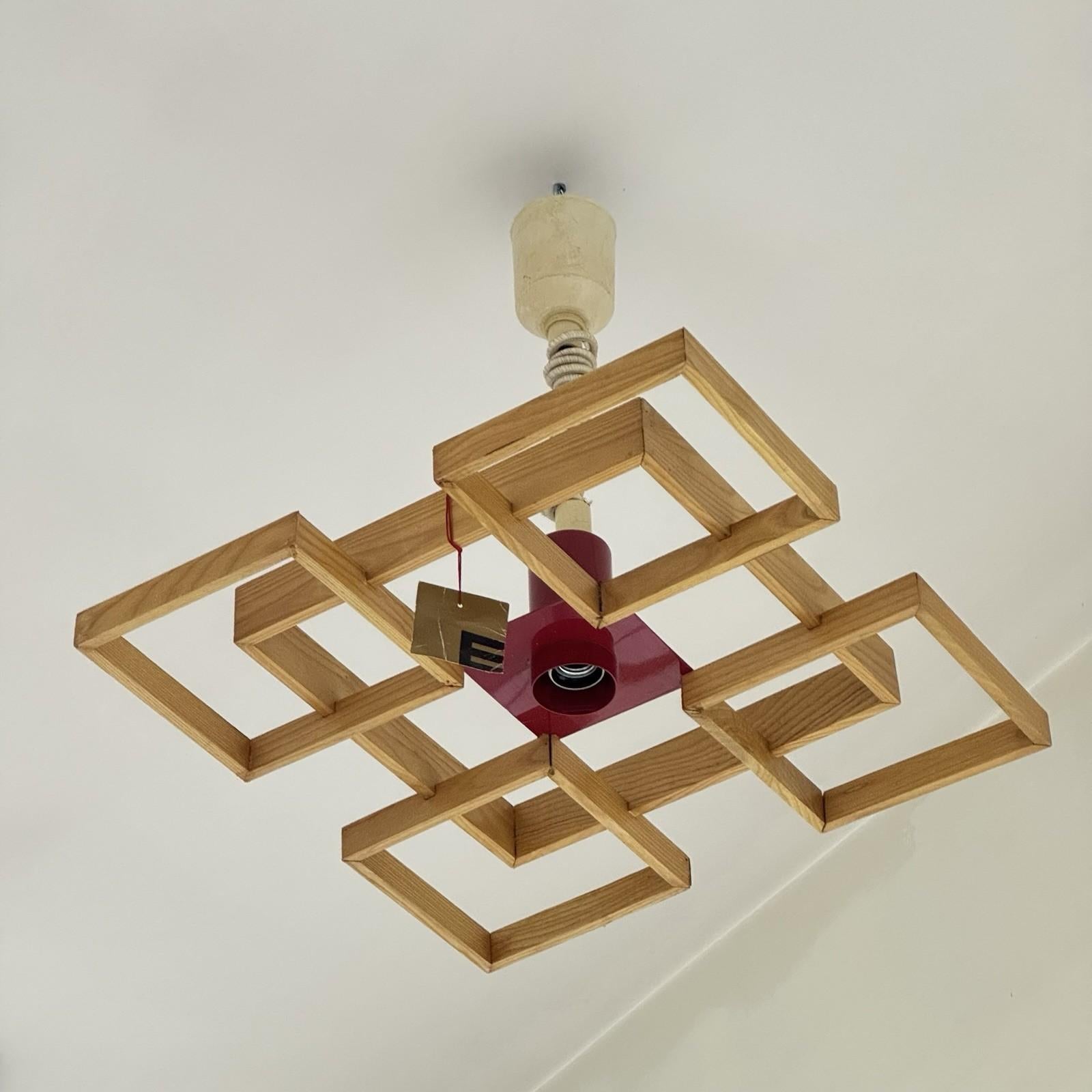 Angelo Brotto Esperia Lampada A Sospensione MOD. Amelio 1960’s.

Struttura in legno porta lampada in metallo smaltato di colore rosso.

L’articolo è in buone condizioni conservative, solo lievi ed ovvi segni del tempo (vedi foto)

Altezza 49