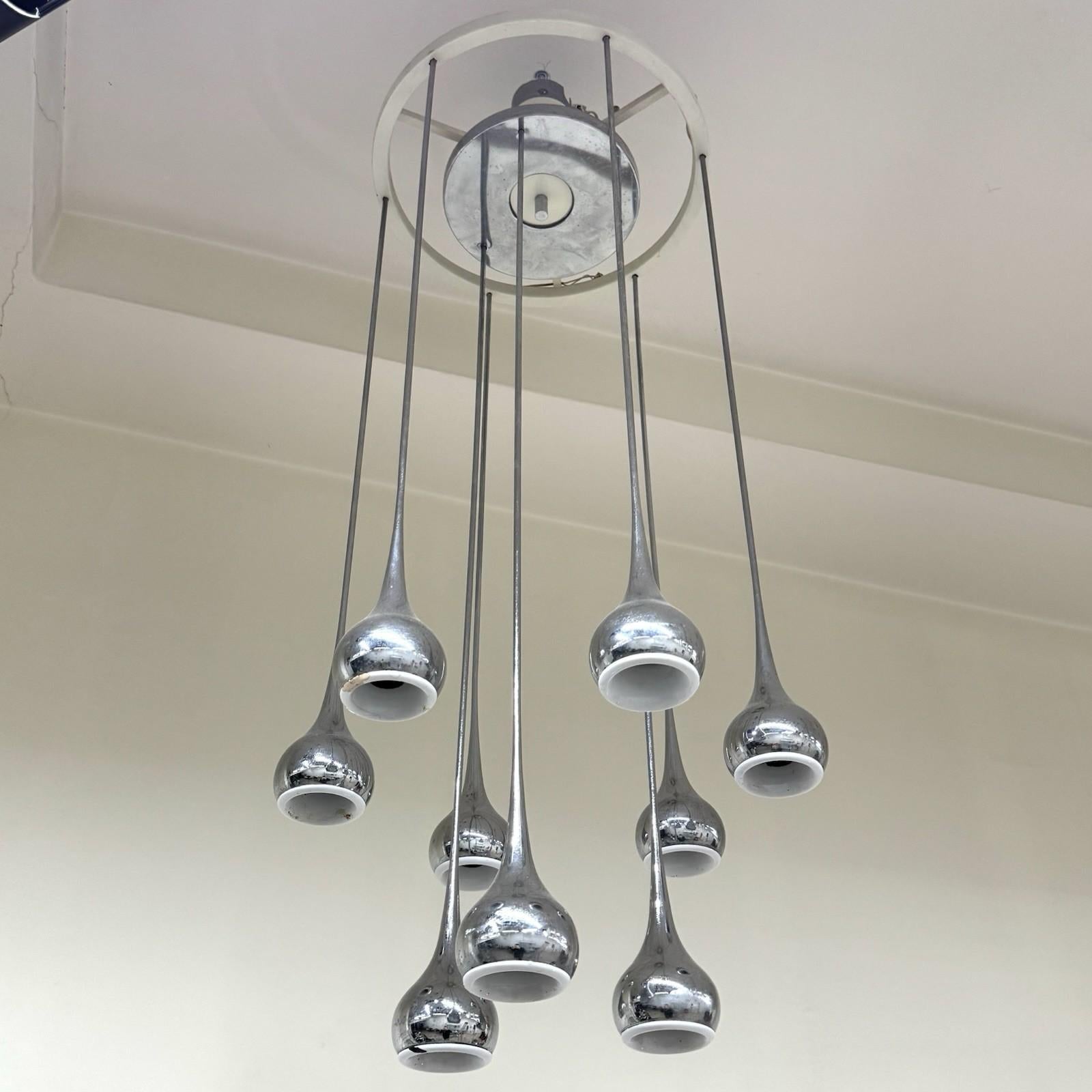 Angelo Brotto Esperia Lampadario 9 Luci Design Modernariato Años 70.

Estructura metálica, tirantes de acero cromado.

El artículo se encuentra en buen estado de conservación, no presenta ningún defecto estético o estructural importante que deba