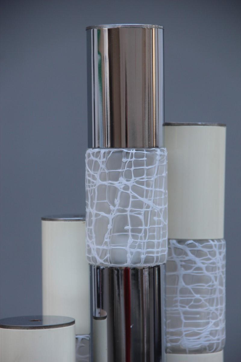 Angelo Brotto para Lámpara de pie Esperia diseño italiano de mediados de siglo cromo blanco.

Compuesto por cilindros altos colocados uno al lado del otro en metal esmaltado blanco,
En la parte superior tienen un cristal cilíndrico de Murano con