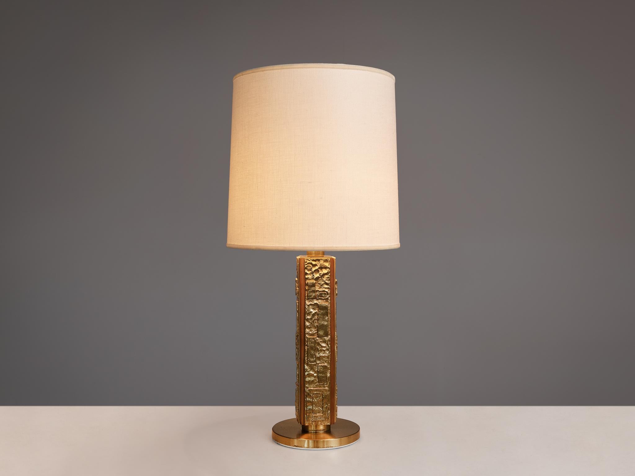 Angelo Brotto for Esperia, table lamp, model 'Margot', cast bronze, walnut, fabric, Italy, 1960s

Excellent table lamp designed by Angelo Brotto for Esperia. Its base and stem is executed in cast bronze and shows some remarkable sculptural details,