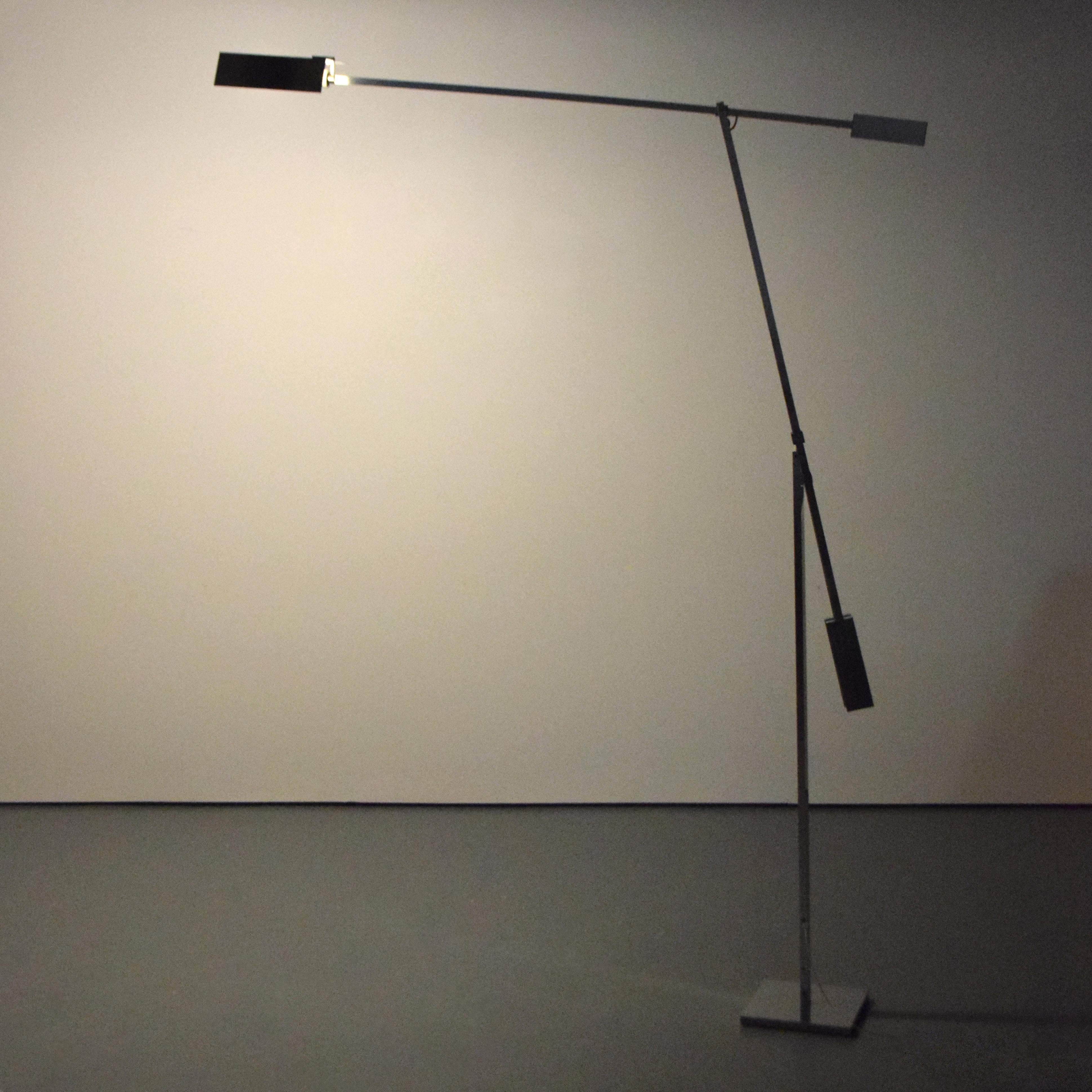 Künstler/Designer: Angelo Brotto (Italiener, 1914-2002); Esperia

Zusätzliche Informationen: Die Lampe hat eine Lichtfassung und einen verstellbaren Arm.

Markierung(en); Anmerkungen: keine Markierung(en) ersichtlich

Herkunftsland; MATERIALIEN: