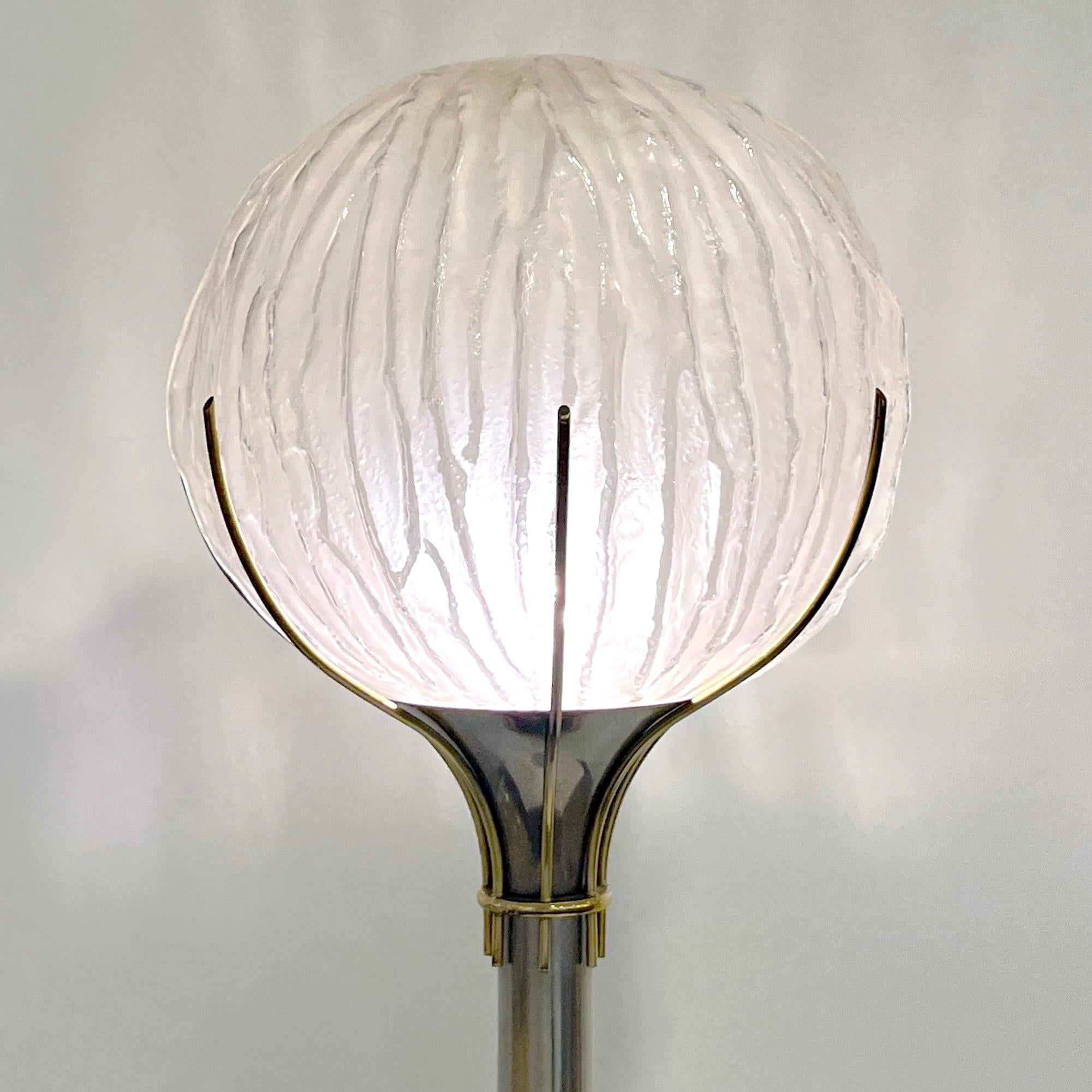 Angelo Brotto Italienisch Vintage Crystal Murano Glass Globe Nickel Messing Stehlampe (Moderne der Mitte des Jahrhunderts)