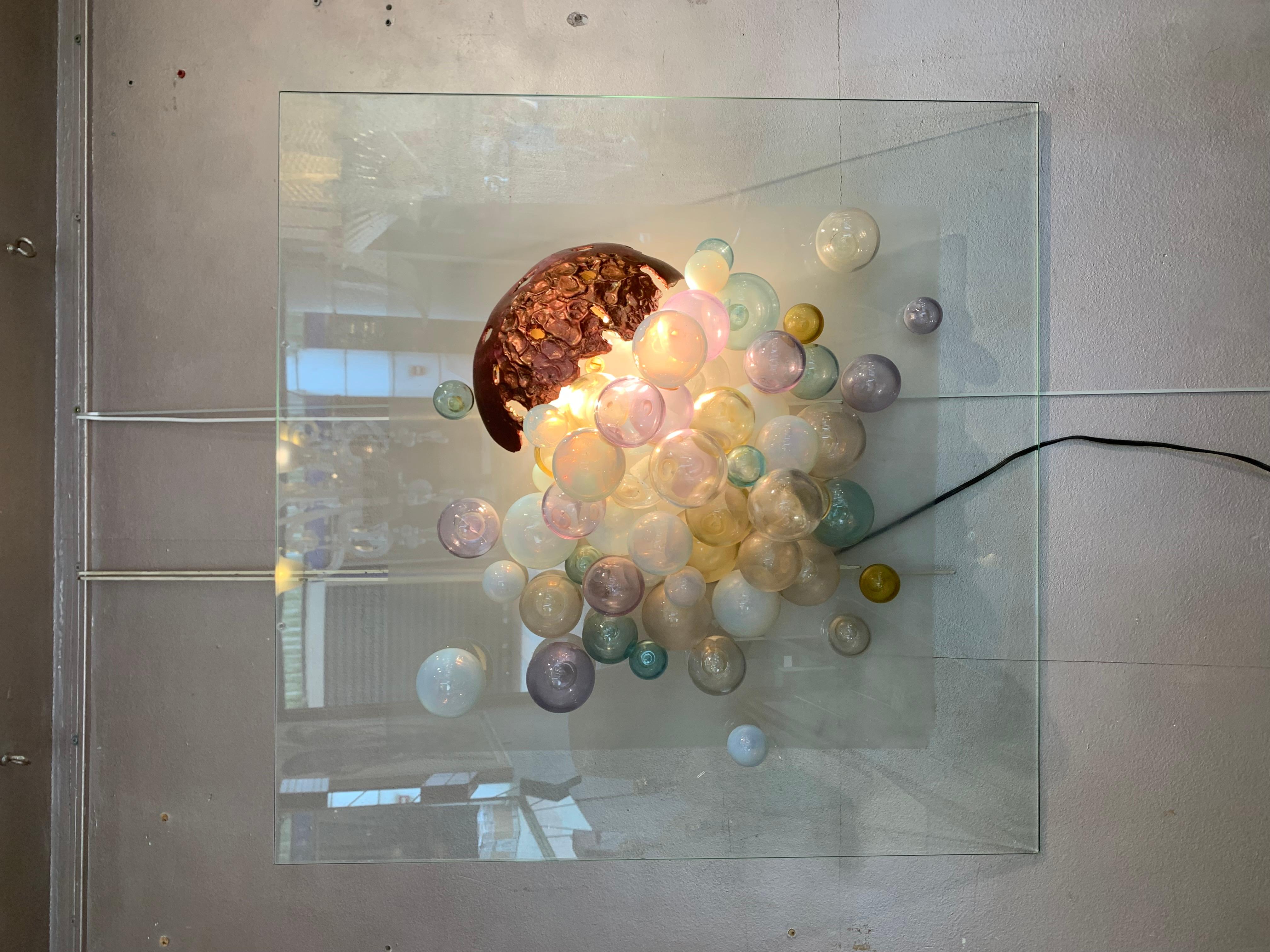 Angelo Brotto light panel

Esperia Edition
1975
Square glass light panel with blown glass and sculpted brass bubble decoration symbolising the sea bed 

Signed lower left 

Dimensions : 80 x 80 x D21

4900€.
 