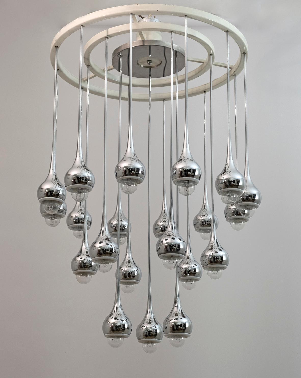 A surprising Esperia chandelier, 21 chromed metal pendants depicting water drops dripping from the ceiling.