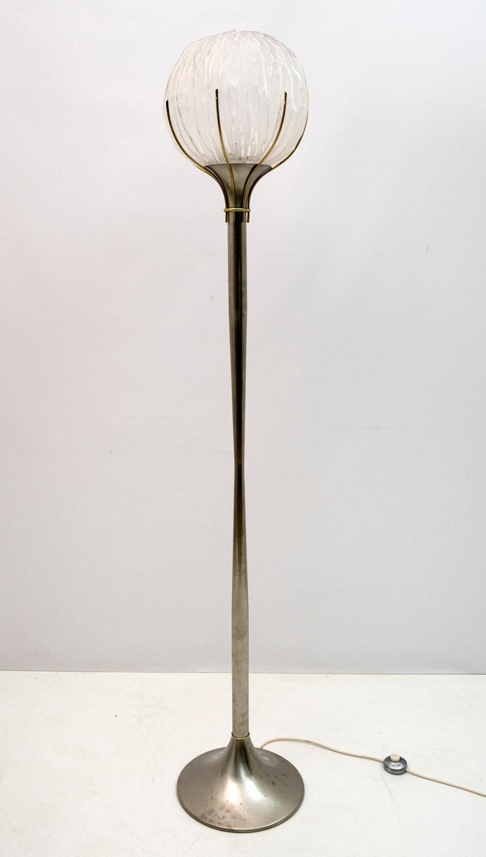 This floor lamp in Corteccia Murano glass and nickel-plated brass, was designed by the famous Italian designer Angelo Brotto for the Esperia glass factory in Murano. Production of the 70s.

Angelo Brotto was a Venetian designer and artist known