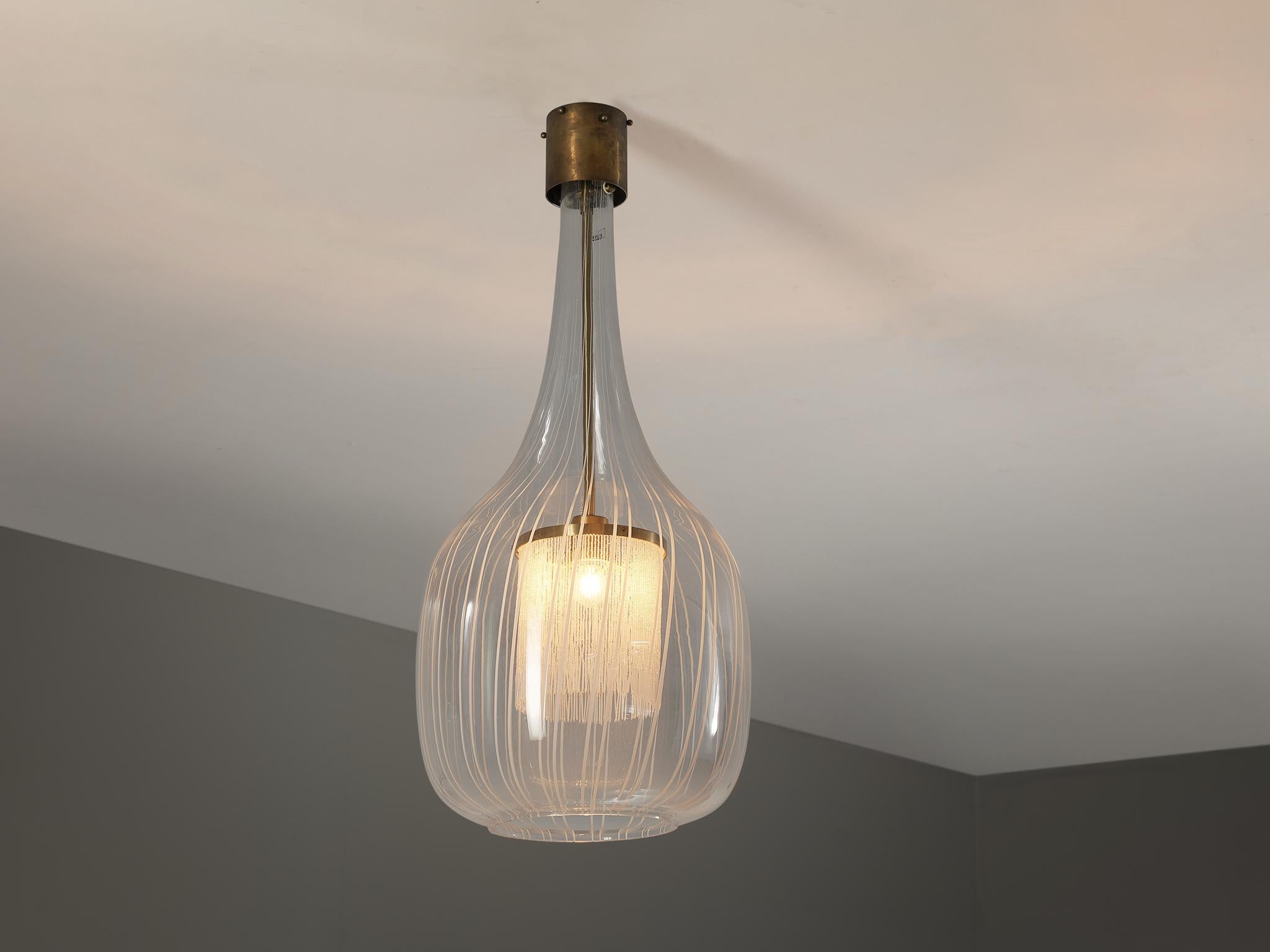 Angelo Brotto for Esperia, pendant light, glass, brass, Italy, 1970s

Exuding elegance in every aspect, Angelo Brotto's design captivates the eye. Suspended from a brass fixture, a Murano glass lantern takes center stage, adorned with vertical lines