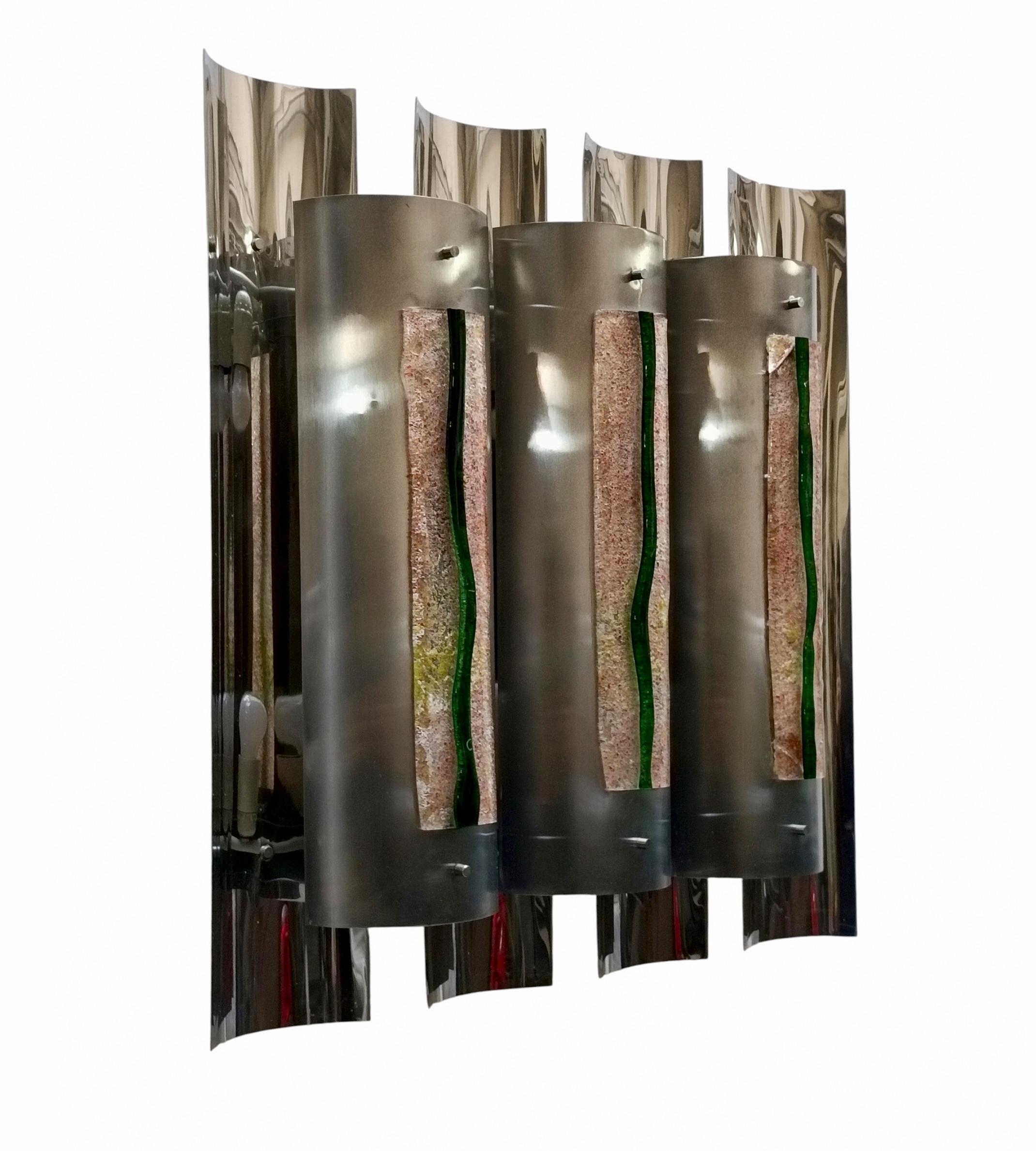 Grande, raro y bellísimo panel luminoso de 3 luces en metal cromado brillante, metal satinado y vidrio policromado de color verde, gris y negro, diseñado por Angelo Brotto para Ditta Esperia.Brotto es un diseñador polifacético que ha trabajado en