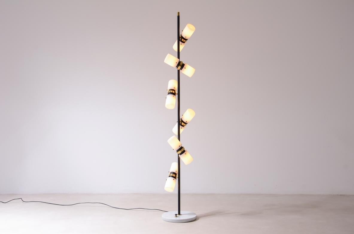 Angelo Brotto (1914-2002)

Rara lámpara de pie de 12 luces con tija de metal y seis difusores regulables de metal y latón con cristal opalino.

Manifattura Esperia, Murano, 1960.

Angelo Brotto era un artista y diseñador de gran talento. Nació en