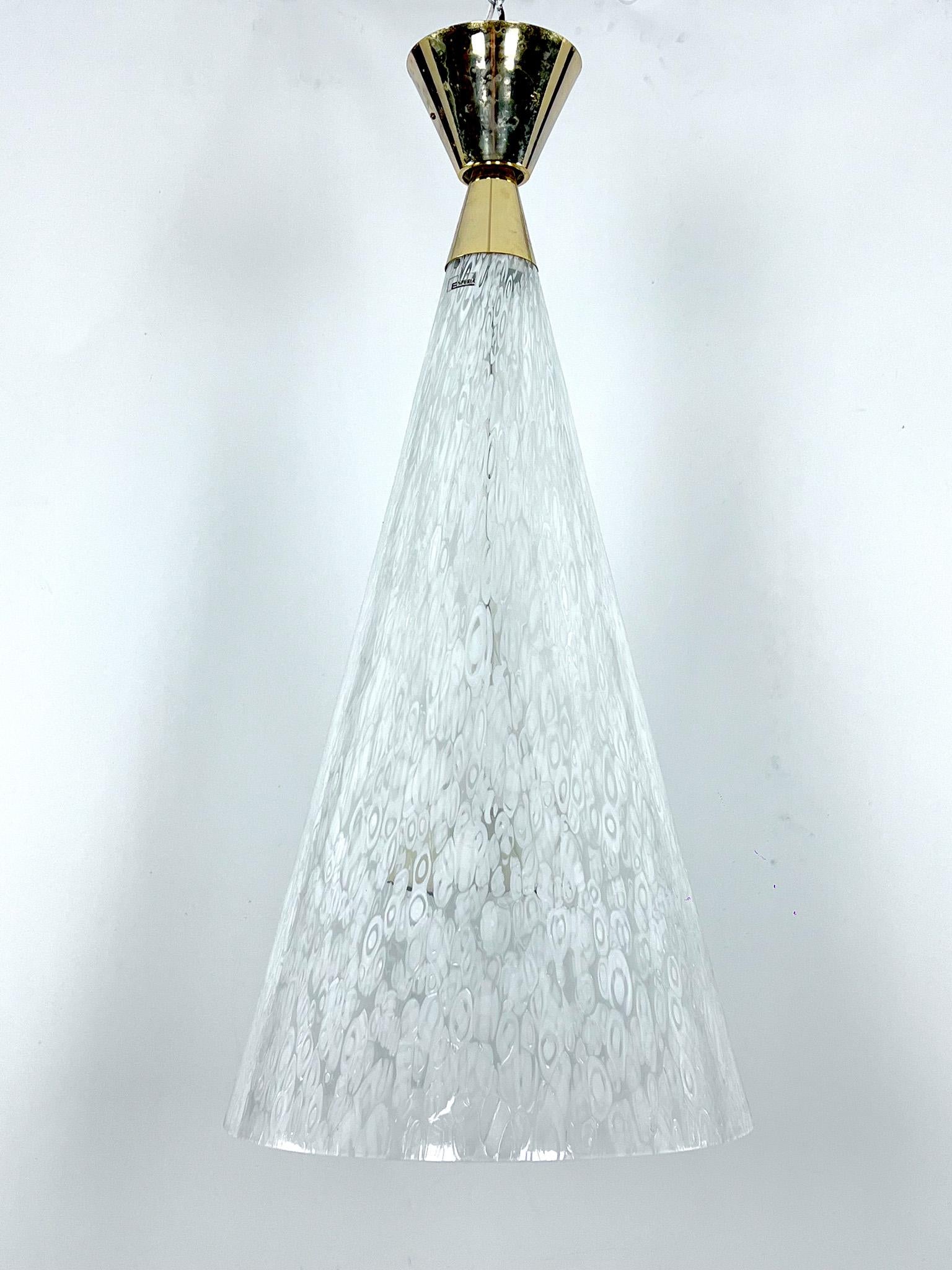 Rarissimo lampadario in vetro di Murano e ottone disegnato da Angelo Brotto per Esperia e prodotto in Italia alla fine degli anni Settanta. Ottime condizioni vintage con normali tracce d'età e d'uso. Vetro spesso senza schegge o crepe. Monta tre