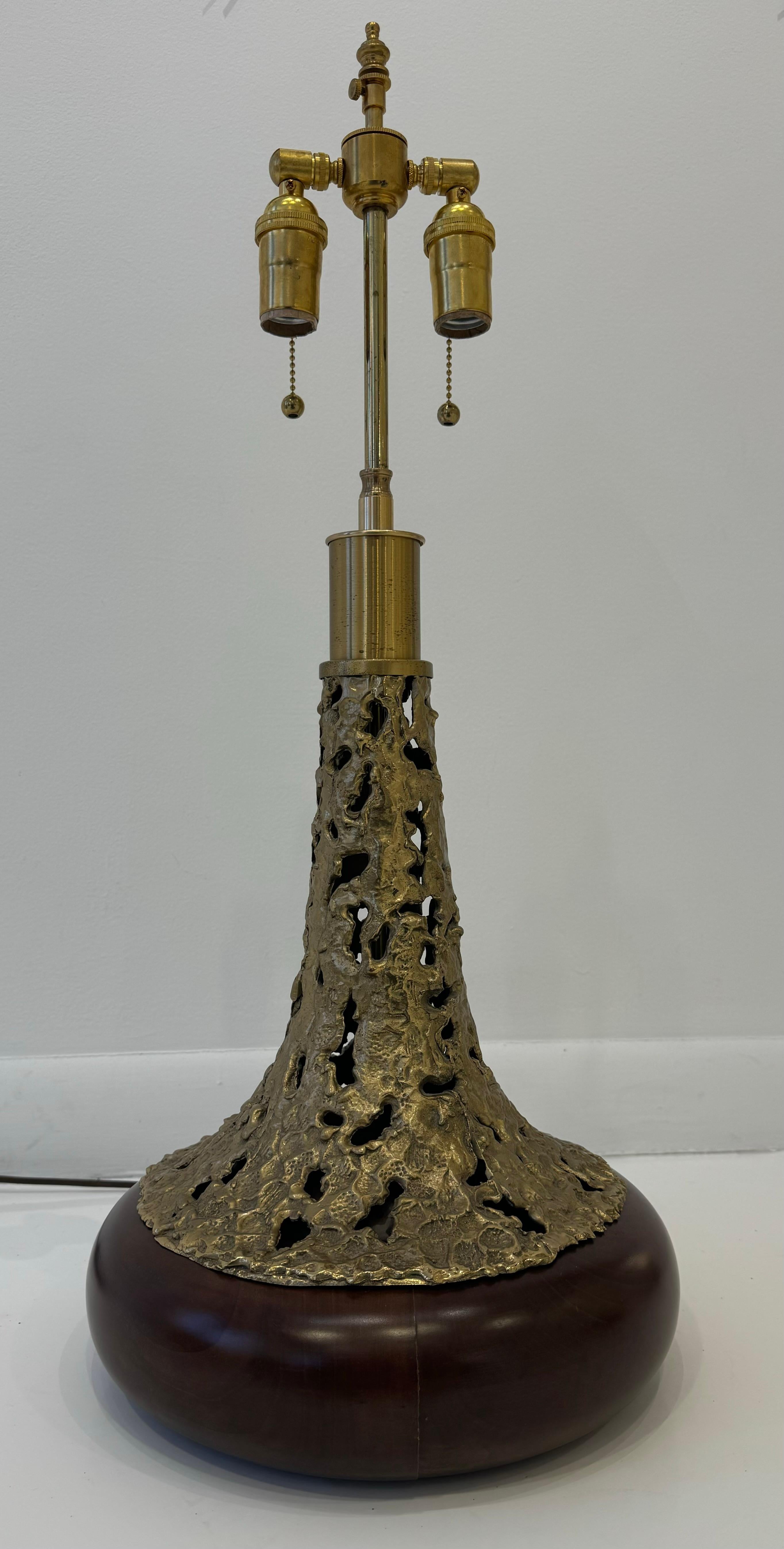 Angelo Brotto Sculptural Bronze 1970 Italian Table Lamp Mid Century In Excellent Condition For Sale In New York, NY