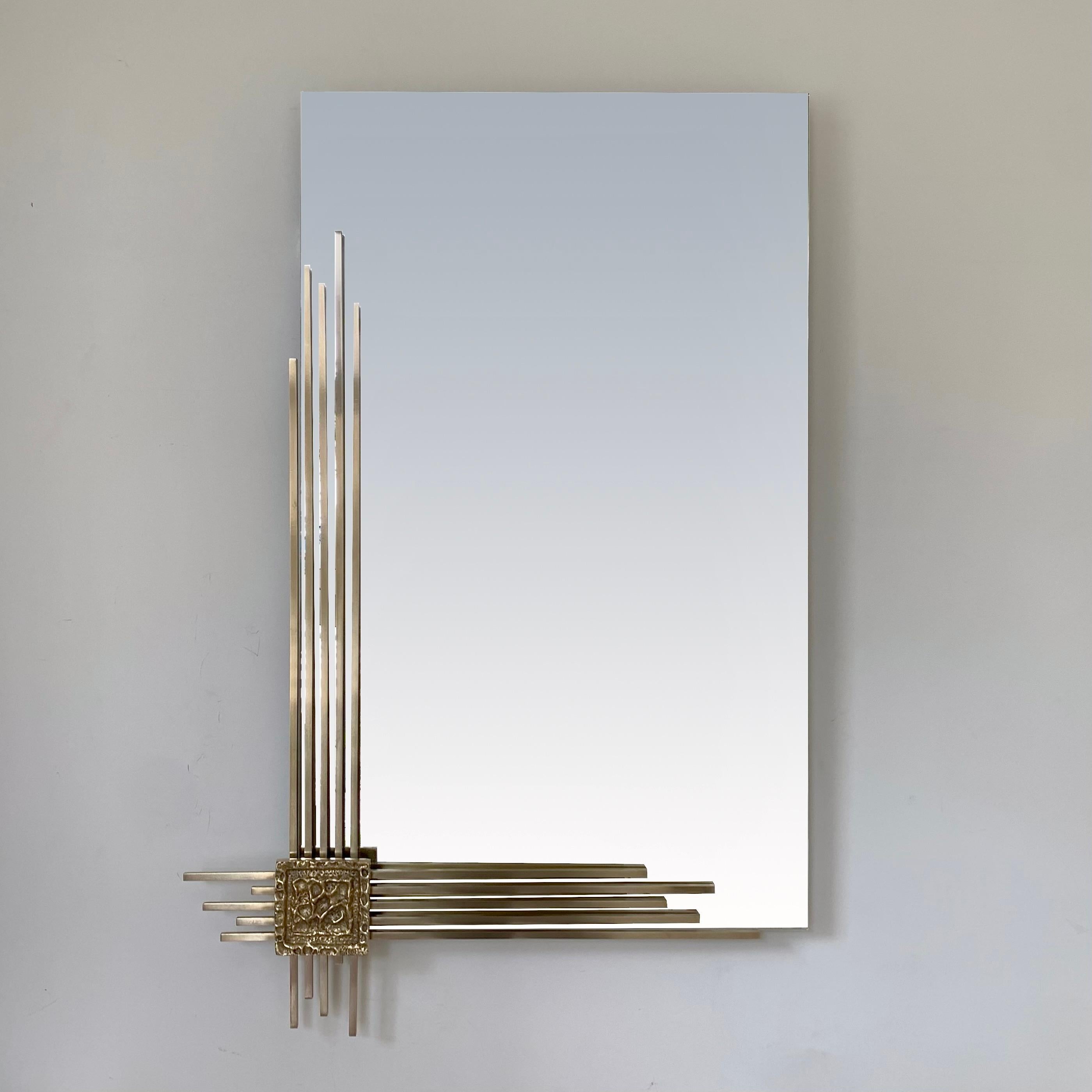 Bonito espejo de pared firmado por Angelo Brotto a mediados de siglo, para Esperia,  hacia 1970, Italia.
Latón, espejo.
Dimensiones: 100 cm de altura, 66 cm de anchura, 6 cm de profundidad.
Buen estado original del espejo.
Todas las compras están