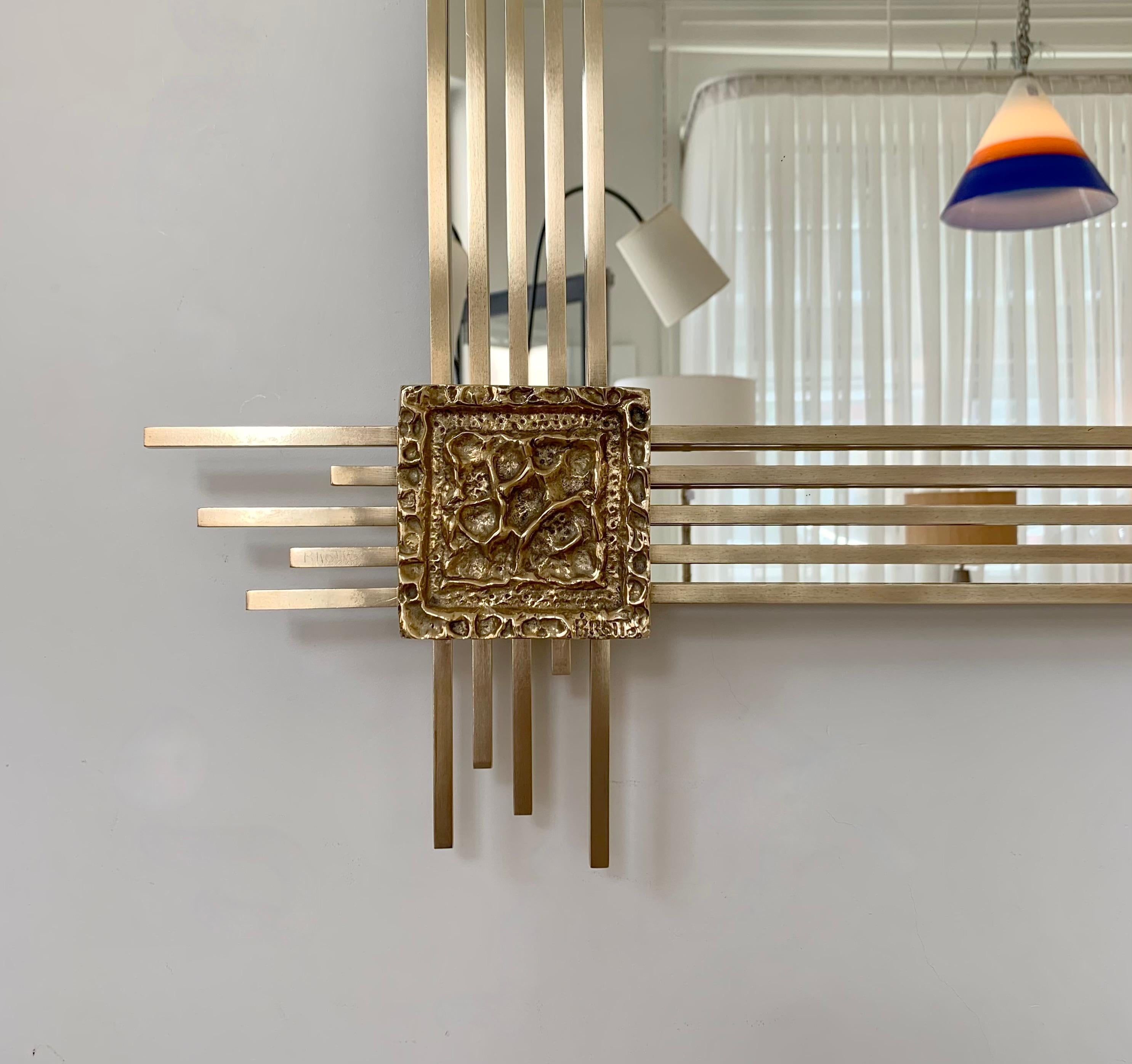 Espejo de pared de bronce firmado por Angelo Brotto para Esperia, hacia 1970, Italia. en Bueno estado para la venta en Brussels, BE
