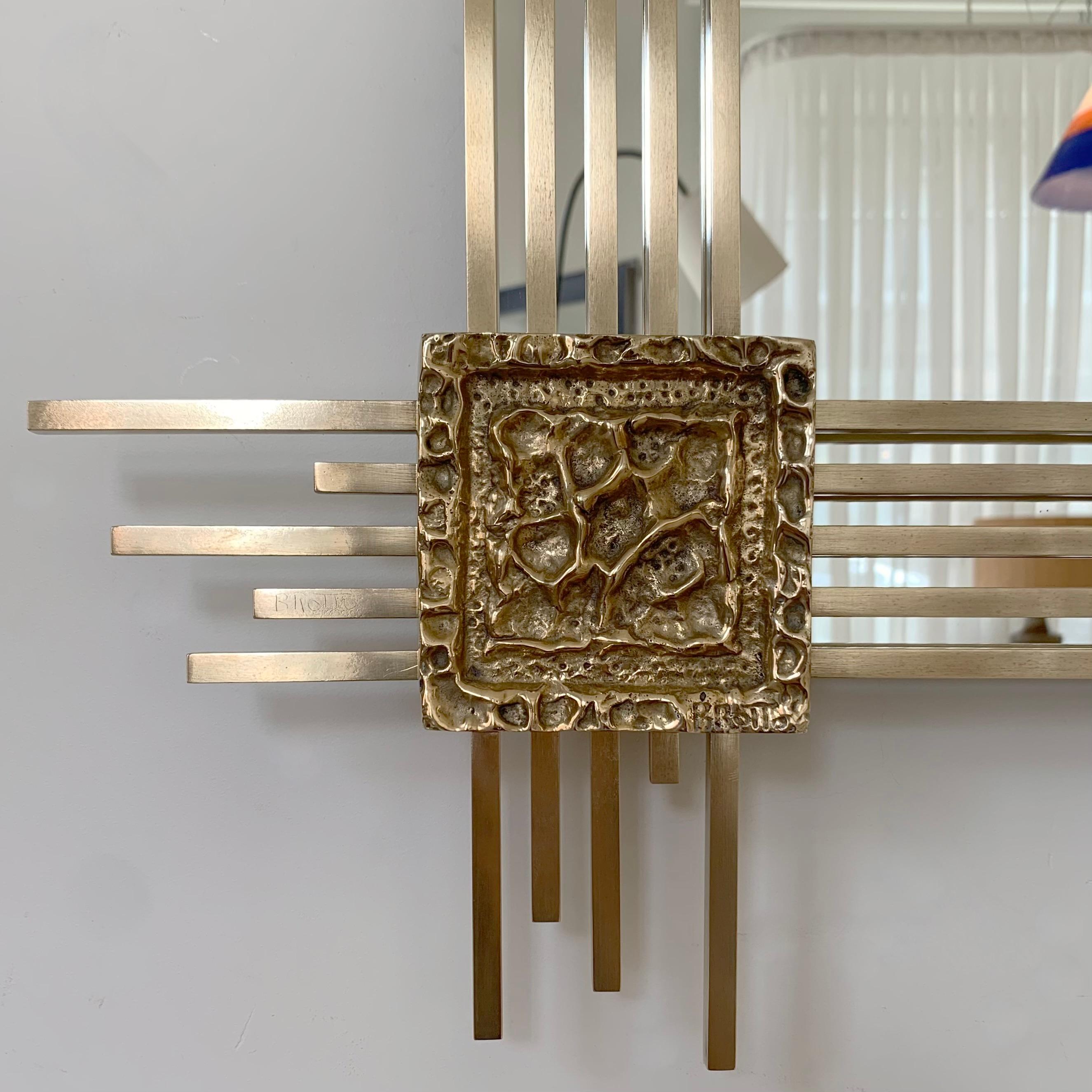 Espejo de pared de bronce firmado por Angelo Brotto para Esperia, hacia 1970, Italia. finales del siglo XX en venta