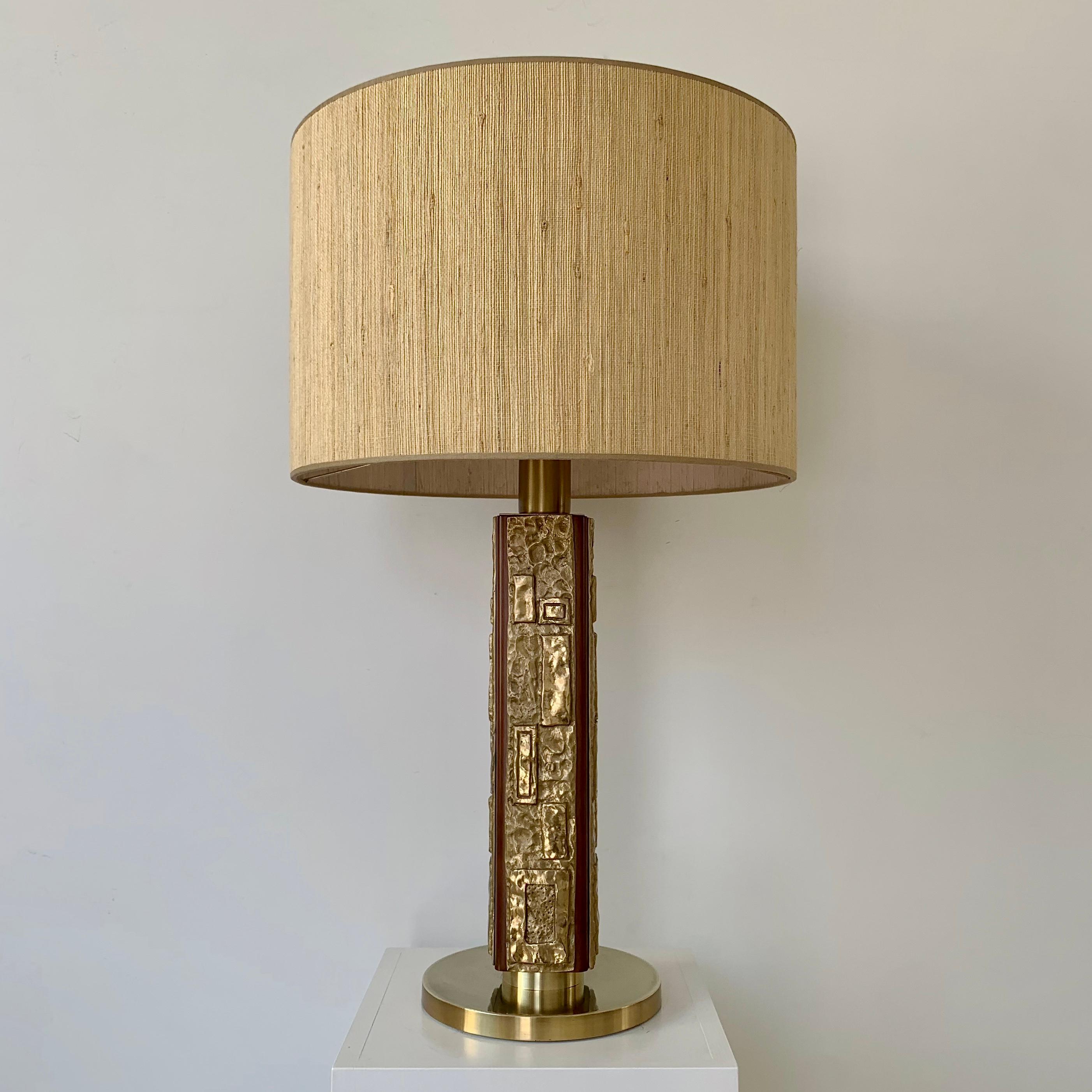 Nice Angelo Brotto signed large table lamp, circa 1970, Italy.
Four bronze plaques with sculptural geometric decor, walnut, brass, and new straw shade.
Good condition. Rewired, E27 bulb.
Dimensions: total height: 72 cm cm, diameter of the shade:
