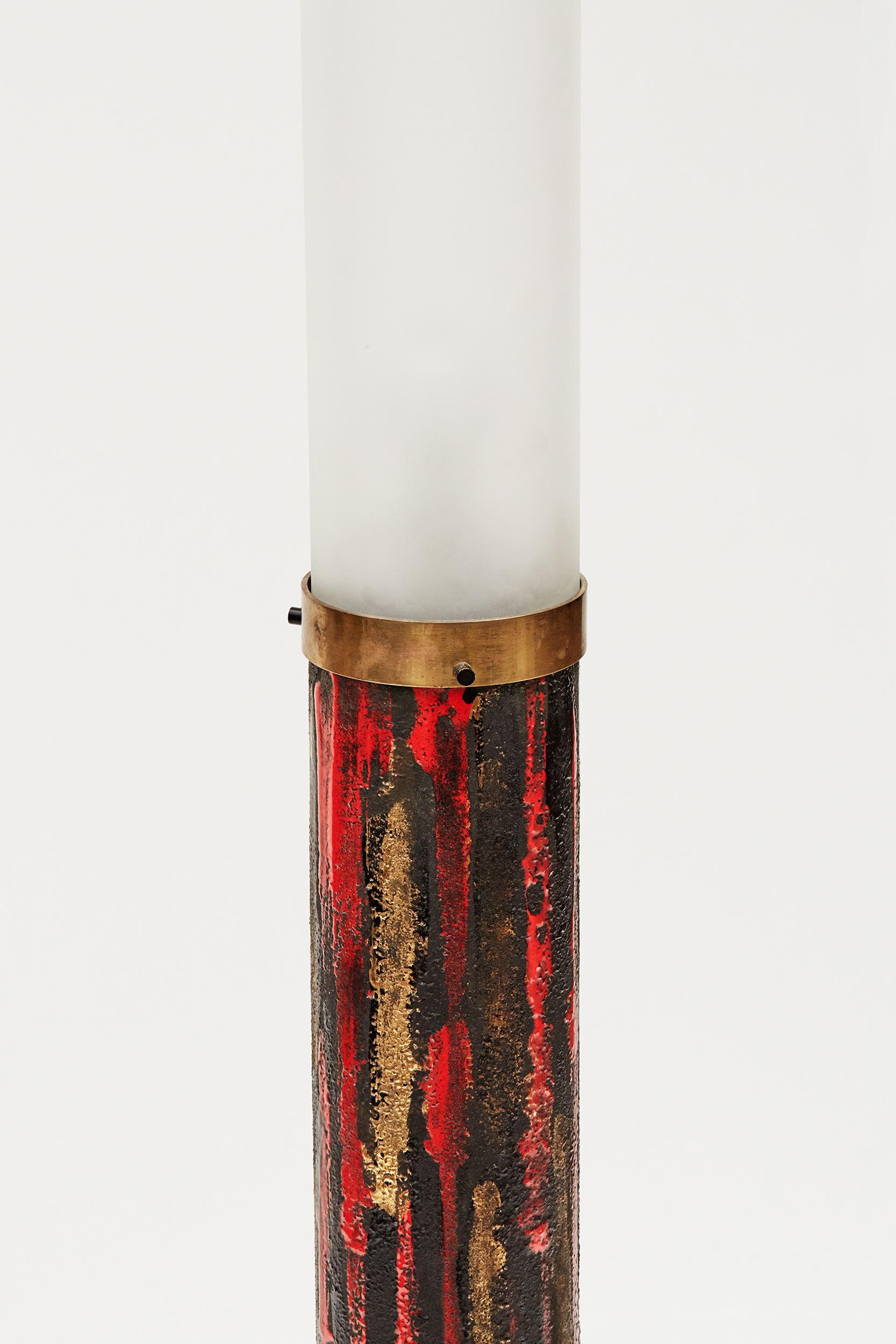 Lámpara de pie minimalista de mediados de siglo con una estética casi industrial, la base tubular esmaltada está rematada por una pantalla acrílica esmerilada.