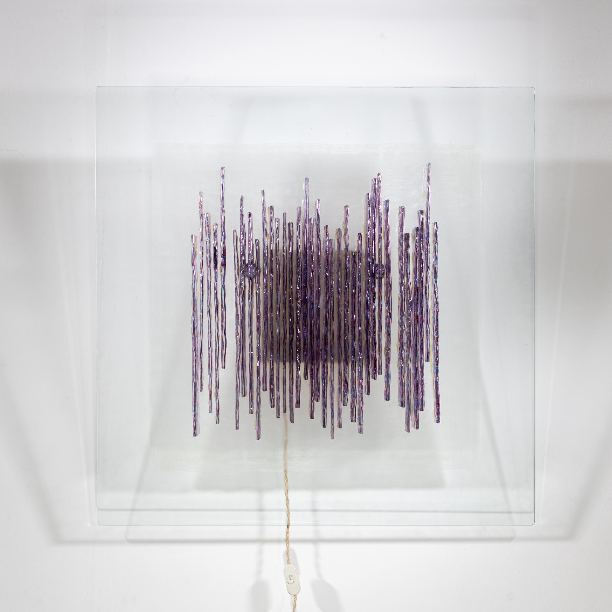 Angelo Brotto Modernist Art Glass Wandleuchte.
Vertikales violettes Kunstglas auf einem von hinten beleuchteten Klarglassockel, 
signiert und datiert in der linken unteren Ecke.