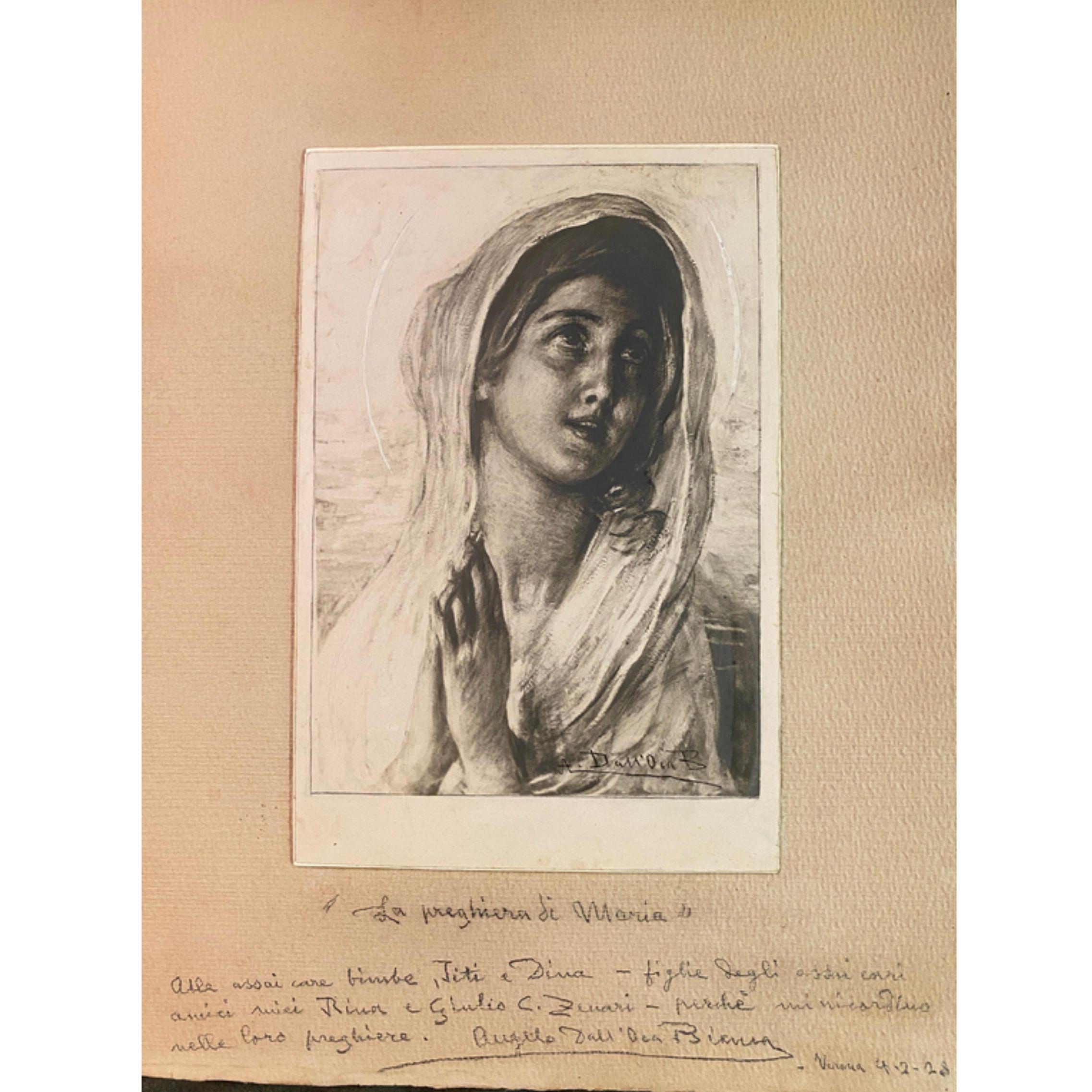 Impresión fotográfica en positivo con reflejos de plomo blanco y acabado al carboncillo de un cuadro que representa la oración de María, ambos de Angelo Dall'Oca Bianca.

La fotografía lleva la firma del artista en la esquina inferior derecha, a