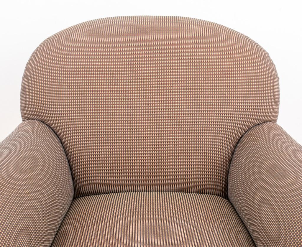 Paar Angelo Donghia (Amerikaner, 1935-1985) Style Club Chairs, mit abgerundeten gepolsterten Rückenlehnen und abgerundeten Armen über einem geformten rechteckigen Sitz und getäfelten Sitzschiene, jetzt allover gepolstert in einem braunen und
