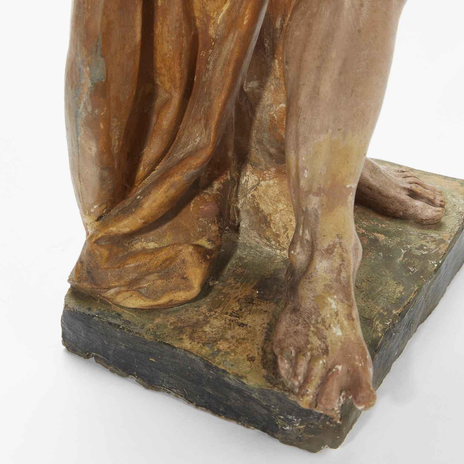 St. Joseph mit Kind in Terrakotta schönes Beispiel einer Bologneser Plastik aus der Zeit um 1700, Kreis der  Angelo Gabriello Piò (Bologna 1690 - 1770).

Der Heilige, der als Ganzfigur modelliert ist, lehnt auf einem quadratischen Sockel, trägt