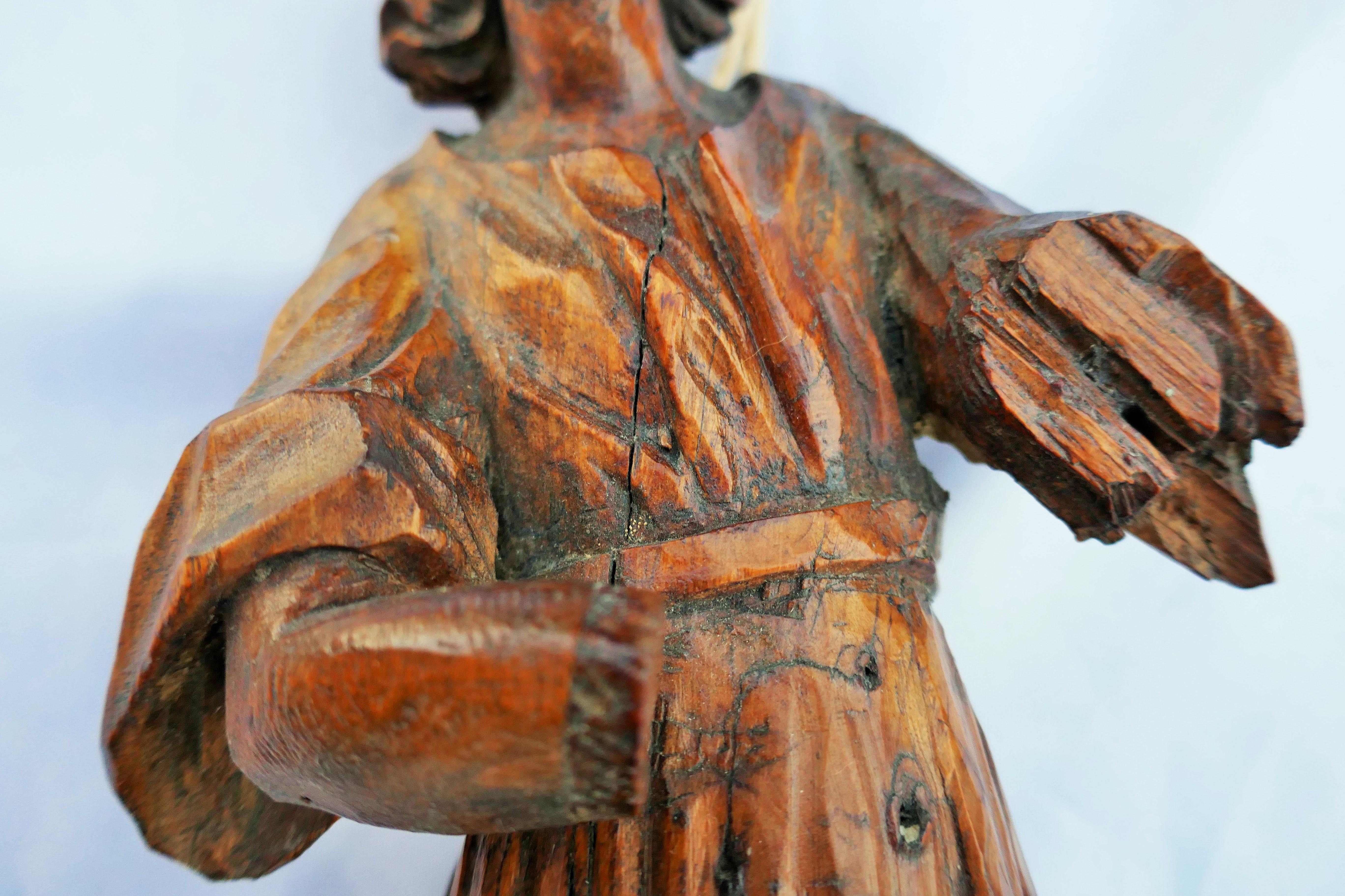 Wooden angel possible French Rococo In Distressed Condition For Sale In Lugo, IT