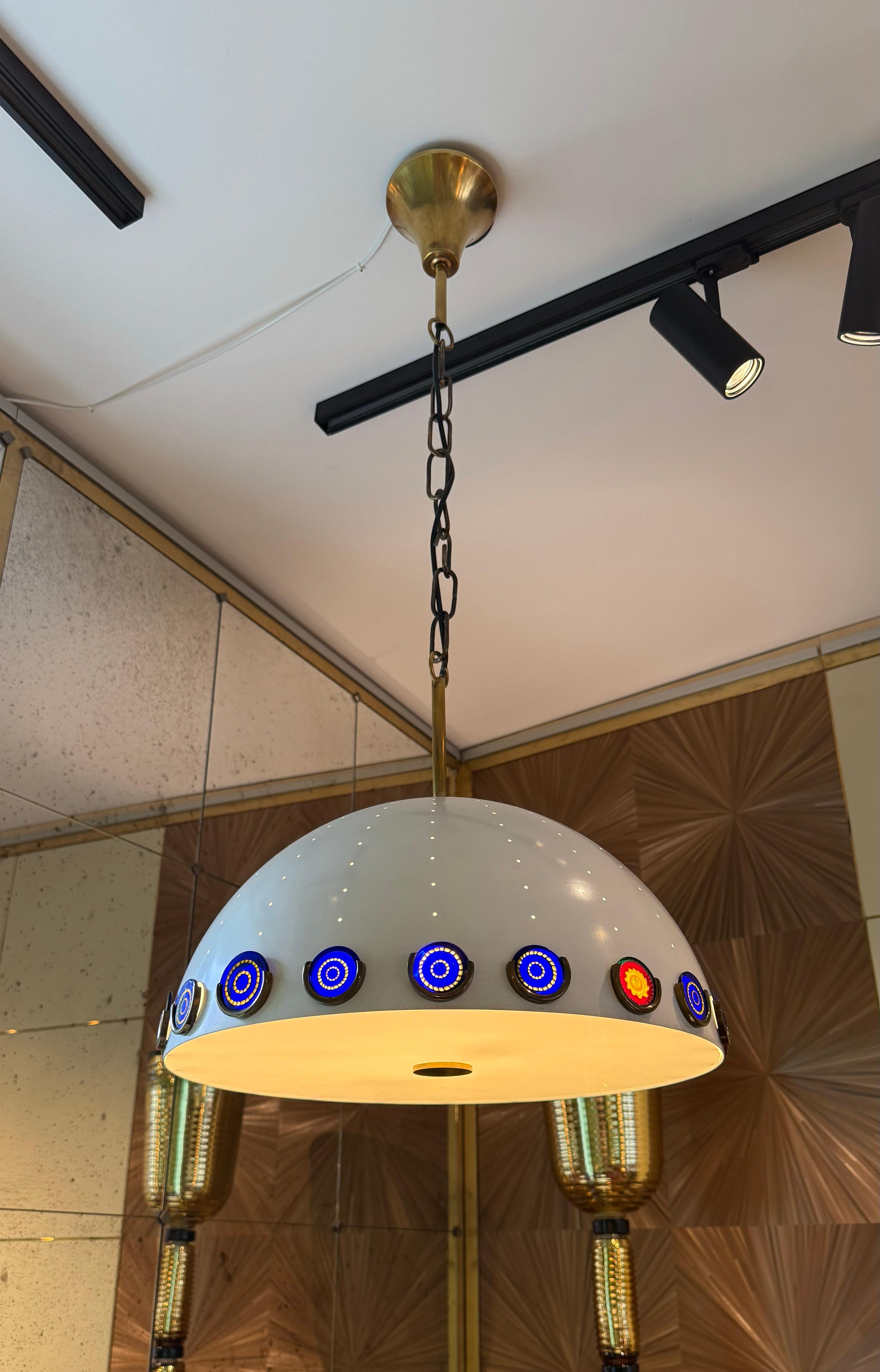 Disegnata da Angelo Lelii e prodotta da Arredoluce a Monza, Italia, questa rara lampada a sospensione degli anni '60 è un raffinato esempio di illuminazione italiana di metà secolo. Realizzata in ottone e alluminio laccato, presenta un diffusore in