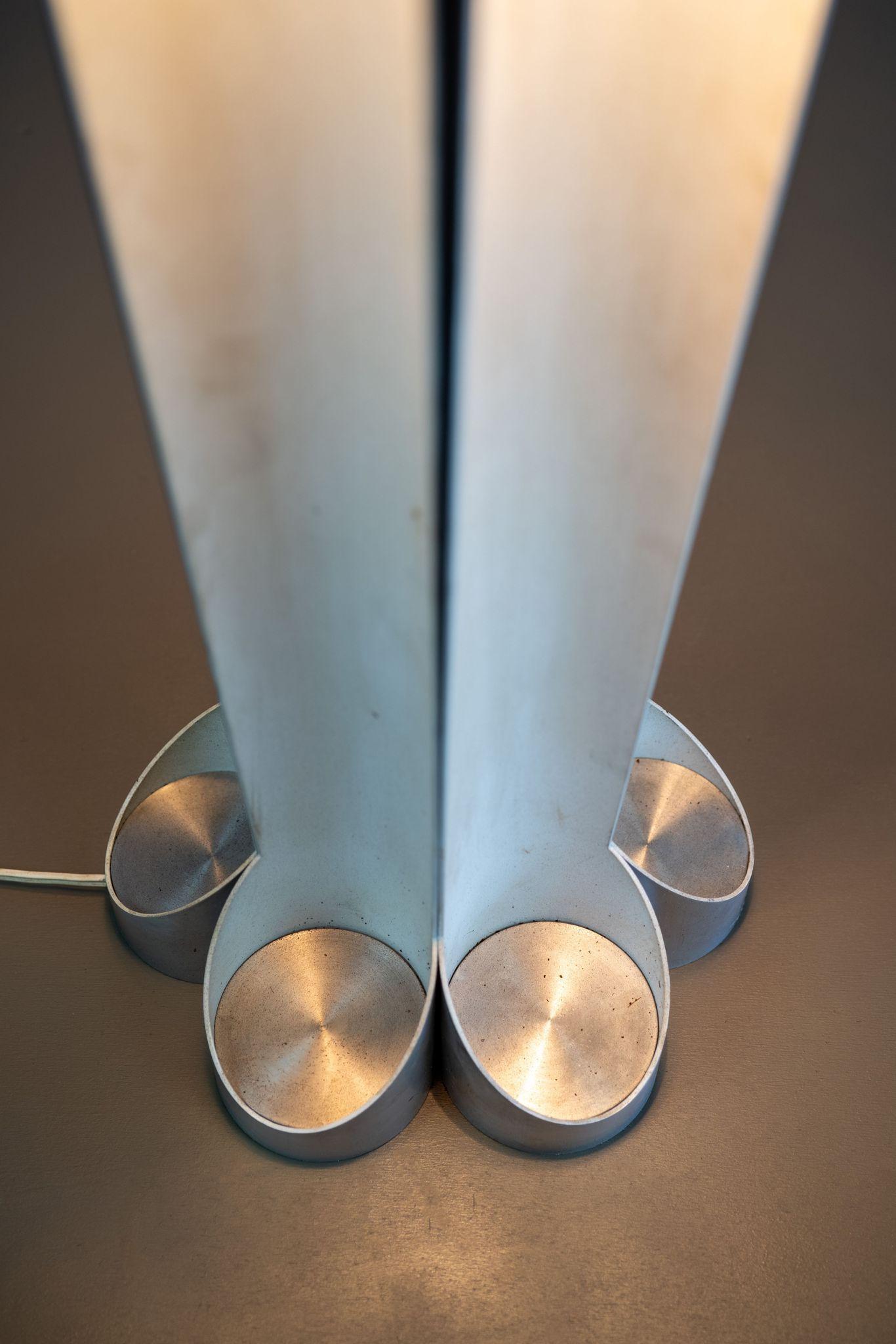 Entdecken Sie ein Stück Geschichte mit dieser seltenen und luxuriösen Apollo-Lampe. Dieser von Arredoluce gefertigte und vom kreativen Genie Angelo Lelii zum Leben erweckte Vintage-Schatz wertet jeden Raum durch seinen modernistischen Stil auf. Die