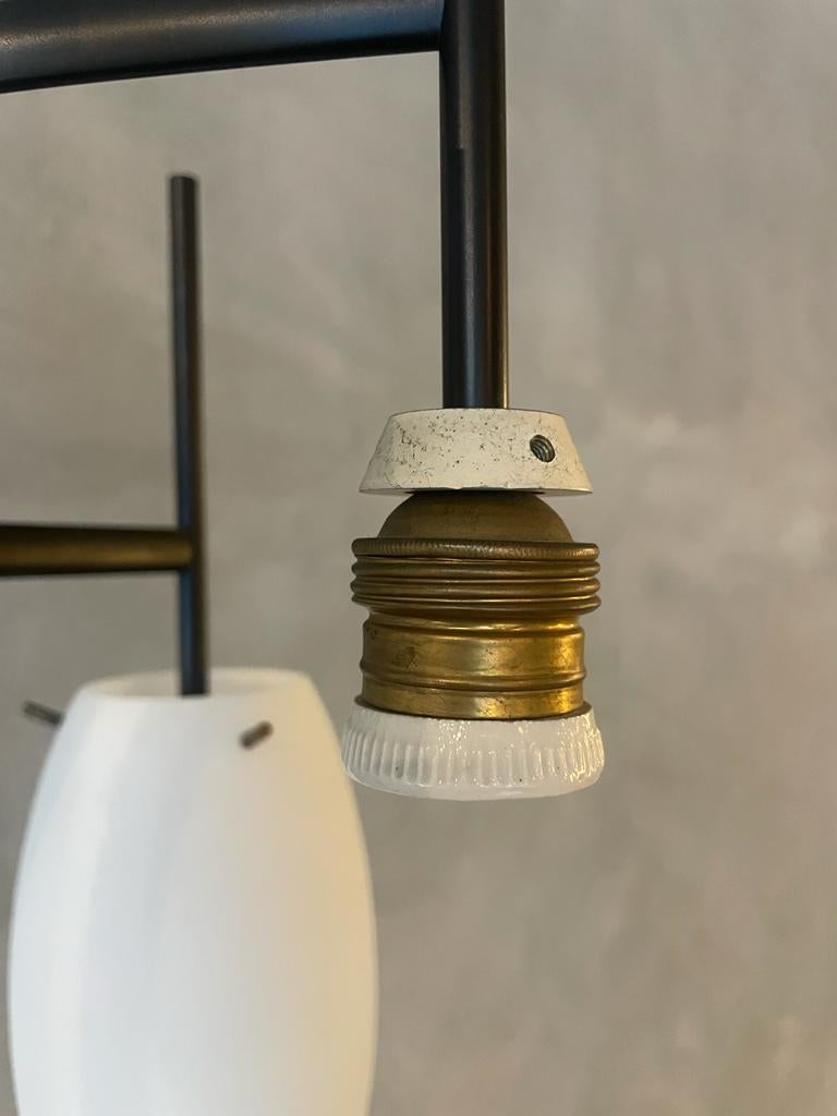 Angelo Lelii Arredoluce Lampadaire en laiton verre opalin marbre Italie années 1950 en vente 3