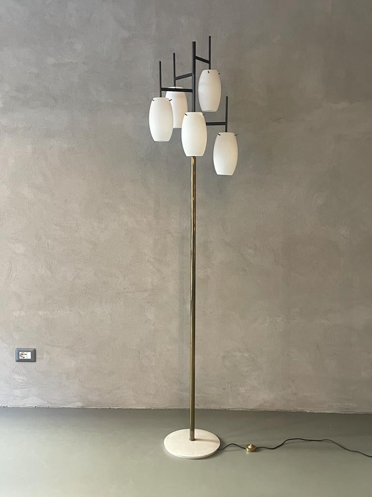 Floor lamp designed by Angelo Lelii and manufactured for Arredoluce, in Italy, 1950s.
Elegant floor lamp characterized by a polished brass structure supported by a round base in white Carrara marble.
From the brass structure continues a black